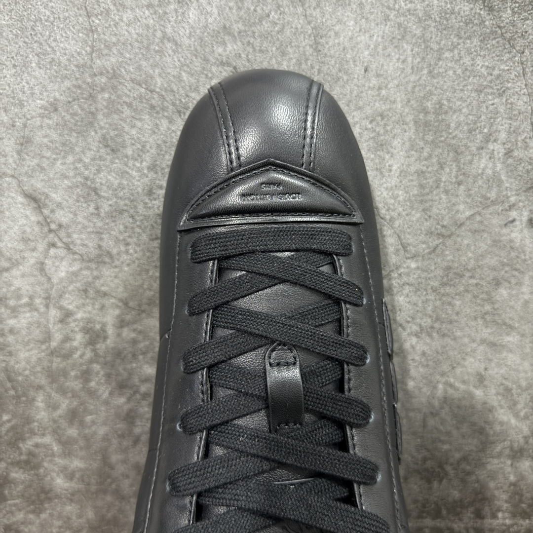 图片[5]-【YS纯原】莞产顶级 大厂出品 品控稳定 LOUIS VUITTON × NIGO 联名款 Buttersoft FW25 牛皮革 / 羊皮革 · 压纹 · 系带圆头 · 低帮 ✦ LV × Nigo 联名 FW25 最新 Buttersoft 系列 ✦ 菲董操刀设计，阿甘鞋轮廓融合面包鞋风格 ✦ 鞋型饱满但比例克制，上脚呈现慵懒高级感 ✦ 厚鞋舌＋宽鞋带结构 ✦ 鞋面采用头层牛皮＋羊皮革压纹 ✦ 皮质细腻，纹理自然，耐看耐穿 ✦ 鞋底为原版开模防滑 TPU 大底 ✦ 全系列暴力拆借 原版开发 ✦ 结构、比例与用料统一度高 尺码：35–45-选品中心