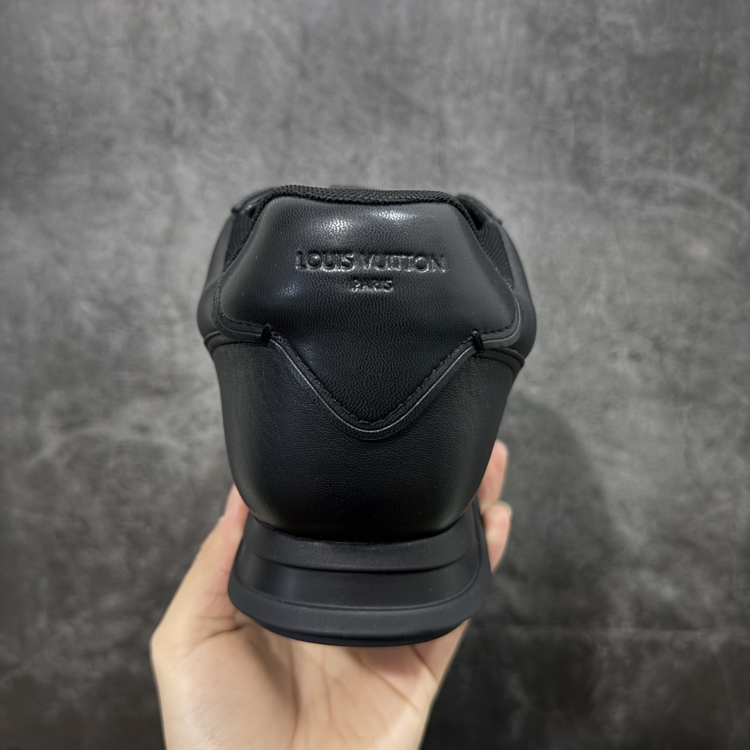 图片[4]-【YS纯原】莞产顶级 大厂出品 品控稳定 LOUIS VUITTON × NIGO 联名款 Buttersoft FW25 牛皮革 / 羊皮革 · 压纹 · 系带圆头 · 低帮 ✦ LV × Nigo 联名 FW25 最新 Buttersoft 系列 ✦ 菲董操刀设计，阿甘鞋轮廓融合面包鞋风格 ✦ 鞋型饱满但比例克制，上脚呈现慵懒高级感 ✦ 厚鞋舌＋宽鞋带结构 ✦ 鞋面采用头层牛皮＋羊皮革压纹 ✦ 皮质细腻，纹理自然，耐看耐穿 ✦ 鞋底为原版开模防滑 TPU 大底 ✦ 全系列暴力拆借 原版开发 ✦ 结构、比例与用料统一度高 尺码：35–45-选品中心