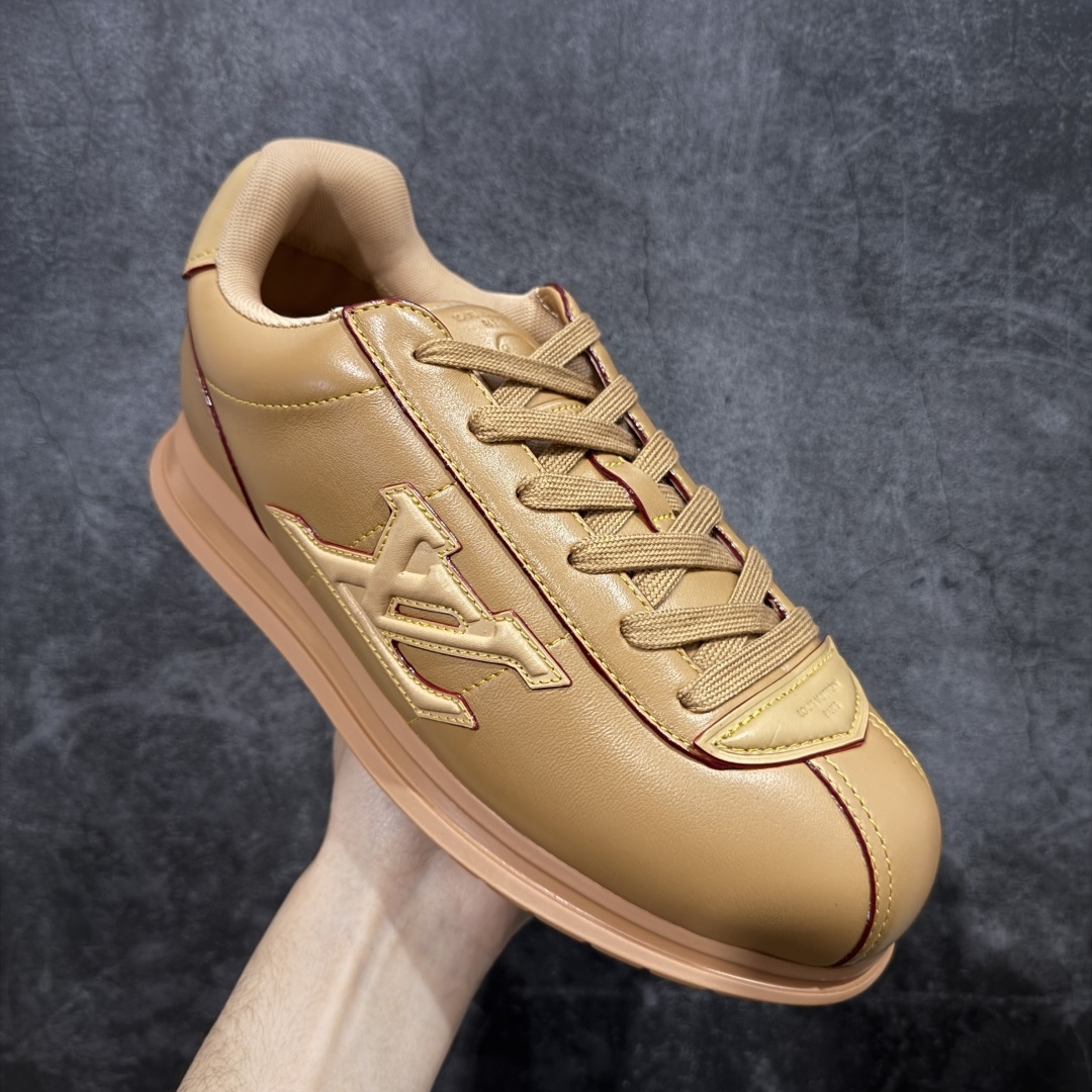 图片[3]-【YS纯原】莞产顶级 大厂出品 品控稳定 LOUIS VUITTON × NIGO 联名款 Buttersoft FW25 牛皮革 / 羊皮革 · 压纹 · 系带圆头 · 低帮 ✦ LV × Nigo 联名 FW25 最新 Buttersoft 系列 ✦ 菲董操刀设计，阿甘鞋轮廓融合面包鞋风格 ✦ 鞋型饱满但比例克制，上脚呈现慵懒高级感 ✦ 厚鞋舌＋宽鞋带结构 ✦ 鞋面采用头层牛皮＋羊皮革压纹 ✦ 皮质细腻，纹理自然，耐看耐穿 ✦ 鞋底为原版开模防滑 TPU 大底 ✦ 全系列暴力拆借 原版开发 ✦ 结构、比例与用料统一度高 尺码：35–45-选品中心