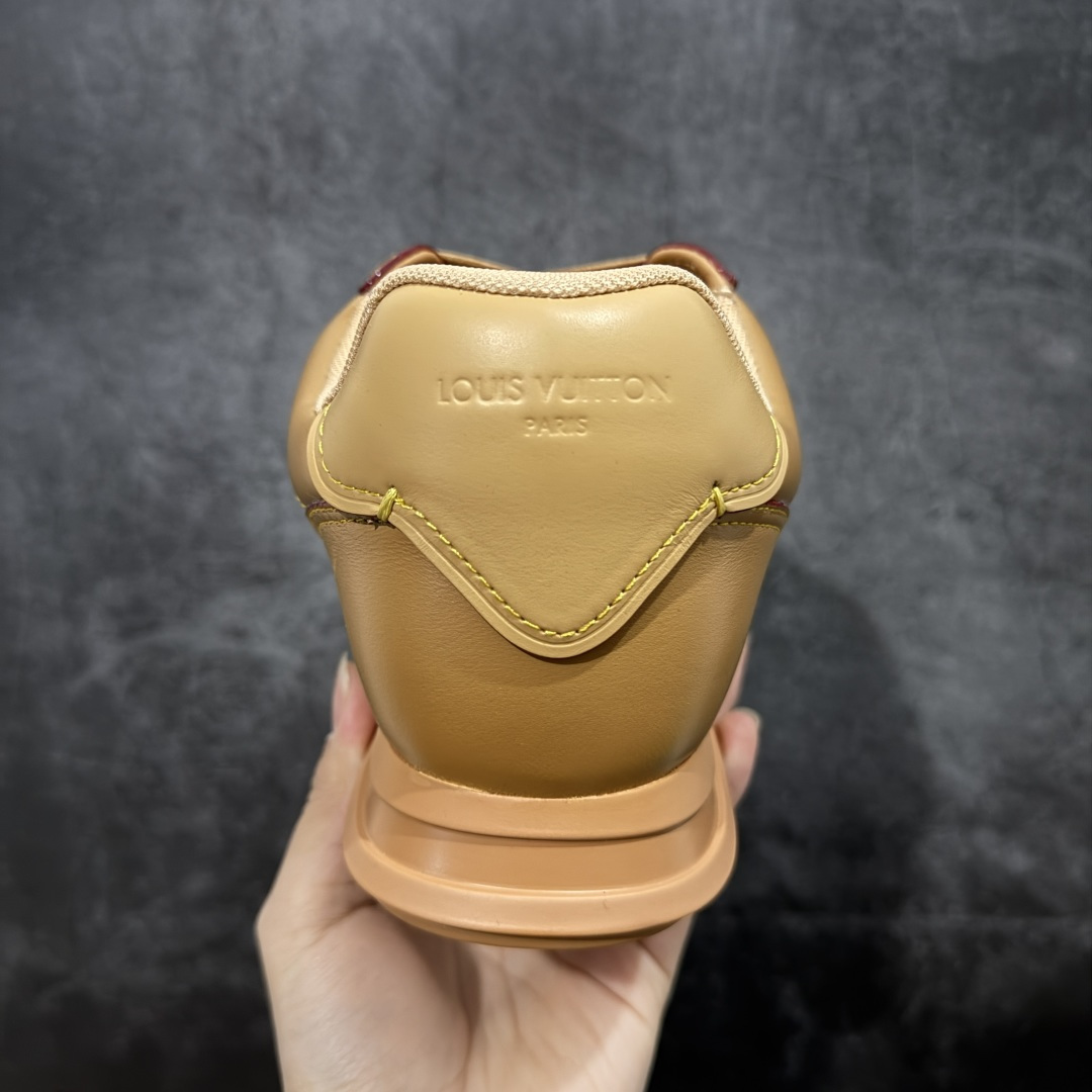 图片[4]-【YS纯原】莞产顶级 大厂出品 品控稳定 LOUIS VUITTON × NIGO 联名款 Buttersoft FW25 牛皮革 / 羊皮革 · 压纹 · 系带圆头 · 低帮 ✦ LV × Nigo 联名 FW25 最新 Buttersoft 系列 ✦ 菲董操刀设计，阿甘鞋轮廓融合面包鞋风格 ✦ 鞋型饱满但比例克制，上脚呈现慵懒高级感 ✦ 厚鞋舌＋宽鞋带结构 ✦ 鞋面采用头层牛皮＋羊皮革压纹 ✦ 皮质细腻，纹理自然，耐看耐穿 ✦ 鞋底为原版开模防滑 TPU 大底 ✦ 全系列暴力拆借 原版开发 ✦ 结构、比例与用料统一度高 尺码：35–45-选品中心