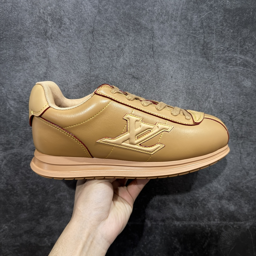 【YS纯原】莞产顶级 大厂出品 品控稳定 LOUIS VUITTON × NIGO 联名款 Buttersoft FW25 牛皮革 / 羊皮革 · 压纹 · 系带圆头 · 低帮 ✦ LV × Nigo 联名 FW25 最新 Buttersoft 系列 ✦ 菲董操刀设计,阿甘鞋轮廓融合面包鞋风格 ✦ 鞋型饱满但比例克制,上脚呈现慵懒高级感 ✦ 厚鞋舌+宽鞋带结构 ✦ 鞋面采用头层牛皮+羊皮革压纹 ✦ 皮质细腻,纹理自然,耐看耐穿 ✦ 鞋底为原版开模防滑 TPU 大底 ✦ 全系列暴力拆借 原版开发 ✦ 结构、比例与用料统一度高 尺码:35–45-选品中心