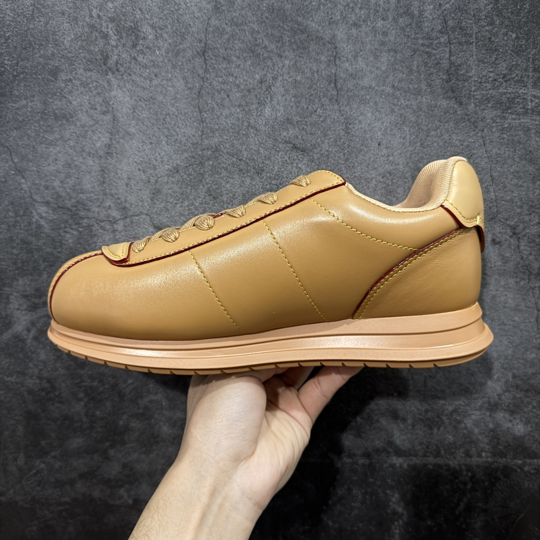 图片[2]-【YS纯原】莞产顶级 大厂出品 品控稳定 LOUIS VUITTON × NIGO 联名款 Buttersoft FW25 牛皮革 / 羊皮革 · 压纹 · 系带圆头 · 低帮 ✦ LV × Nigo 联名 FW25 最新 Buttersoft 系列 ✦ 菲董操刀设计，阿甘鞋轮廓融合面包鞋风格 ✦ 鞋型饱满但比例克制，上脚呈现慵懒高级感 ✦ 厚鞋舌＋宽鞋带结构 ✦ 鞋面采用头层牛皮＋羊皮革压纹 ✦ 皮质细腻，纹理自然，耐看耐穿 ✦ 鞋底为原版开模防滑 TPU 大底 ✦ 全系列暴力拆借 原版开发 ✦ 结构、比例与用料统一度高 尺码：35–45-选品中心