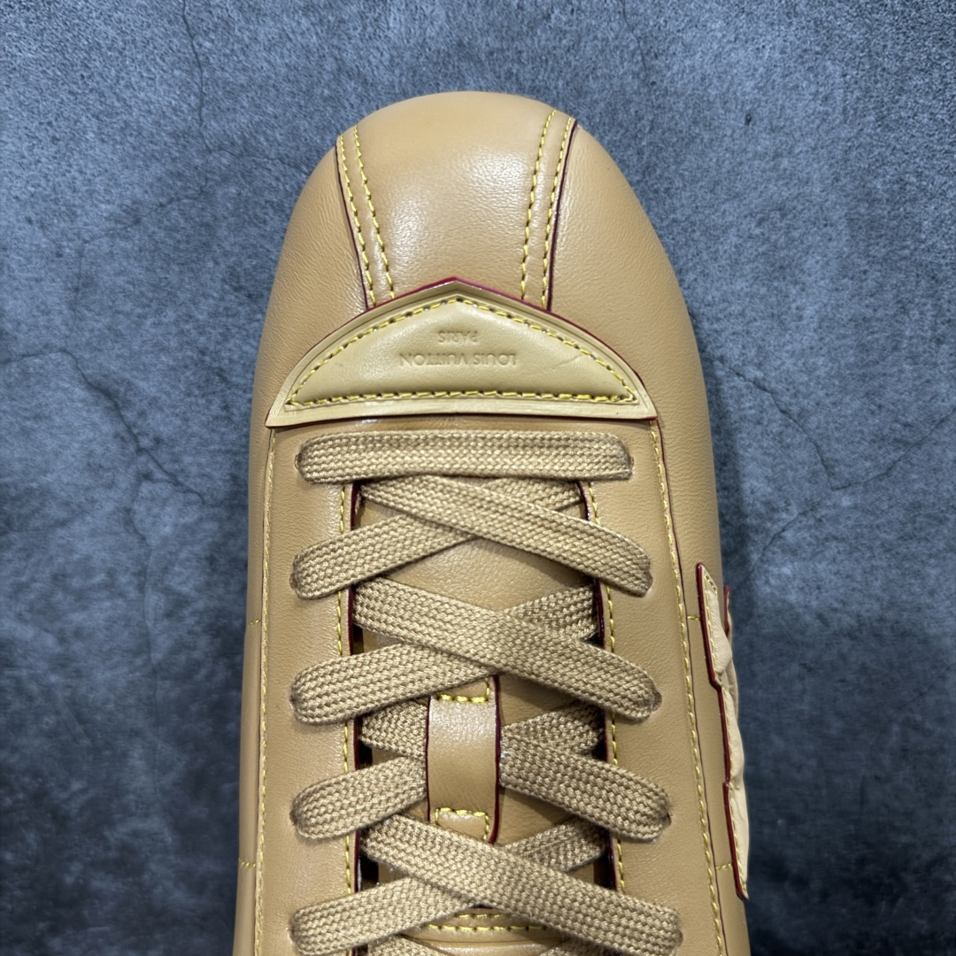 图片[5]-【YS纯原】莞产顶级 大厂出品 品控稳定 LOUIS VUITTON × NIGO 联名款 Buttersoft FW25 牛皮革 / 羊皮革 · 压纹 · 系带圆头 · 低帮 ✦ LV × Nigo 联名 FW25 最新 Buttersoft 系列 ✦ 菲董操刀设计，阿甘鞋轮廓融合面包鞋风格 ✦ 鞋型饱满但比例克制，上脚呈现慵懒高级感 ✦ 厚鞋舌＋宽鞋带结构 ✦ 鞋面采用头层牛皮＋羊皮革压纹 ✦ 皮质细腻，纹理自然，耐看耐穿 ✦ 鞋底为原版开模防滑 TPU 大底 ✦ 全系列暴力拆借 原版开发 ✦ 结构、比例与用料统一度高 尺码：35–45-选品中心