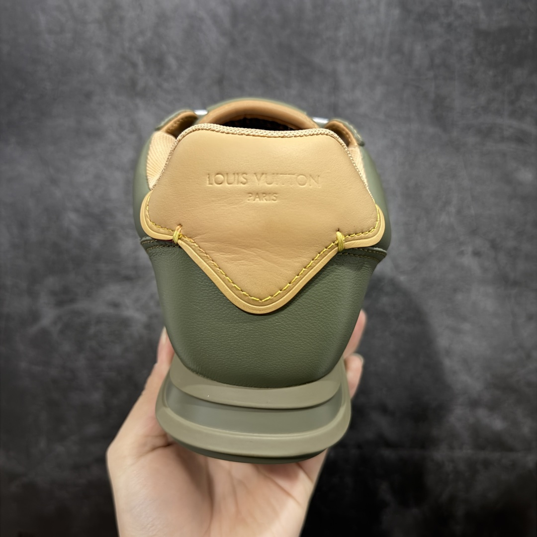 图片[4]-【YS纯原】莞产顶级 大厂出品 品控稳定 LOUIS VUITTON × NIGO 联名款 Buttersoft FW25 牛皮革 / 羊皮革 · 压纹 · 系带圆头 · 低帮 ✦ LV × Nigo 联名 FW25 最新 Buttersoft 系列 ✦ 菲董操刀设计，阿甘鞋轮廓融合面包鞋风格 ✦ 鞋型饱满但比例克制，上脚呈现慵懒高级感 ✦ 厚鞋舌＋宽鞋带结构 ✦ 鞋面采用头层牛皮＋羊皮革压纹 ✦ 皮质细腻，纹理自然，耐看耐穿 ✦ 鞋底为原版开模防滑 TPU 大底 ✦ 全系列暴力拆借 原版开发 ✦ 结构、比例与用料统一度高 尺码：35–45-选品中心