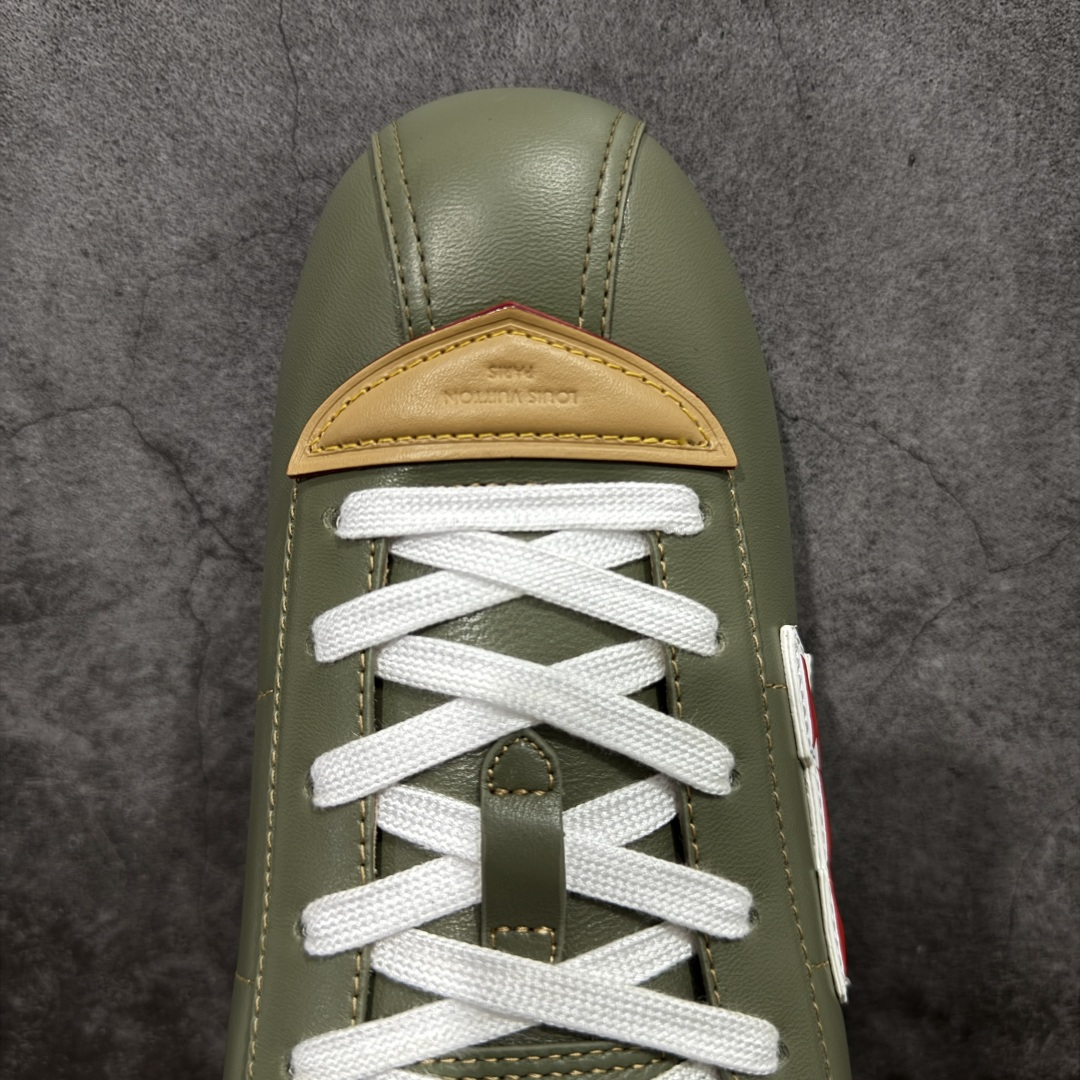 图片[5]-【YS纯原】莞产顶级 大厂出品 品控稳定 LOUIS VUITTON × NIGO 联名款 Buttersoft FW25 牛皮革 / 羊皮革 · 压纹 · 系带圆头 · 低帮 ✦ LV × Nigo 联名 FW25 最新 Buttersoft 系列 ✦ 菲董操刀设计，阿甘鞋轮廓融合面包鞋风格 ✦ 鞋型饱满但比例克制，上脚呈现慵懒高级感 ✦ 厚鞋舌＋宽鞋带结构 ✦ 鞋面采用头层牛皮＋羊皮革压纹 ✦ 皮质细腻，纹理自然，耐看耐穿 ✦ 鞋底为原版开模防滑 TPU 大底 ✦ 全系列暴力拆借 原版开发 ✦ 结构、比例与用料统一度高 尺码：35–45-选品中心