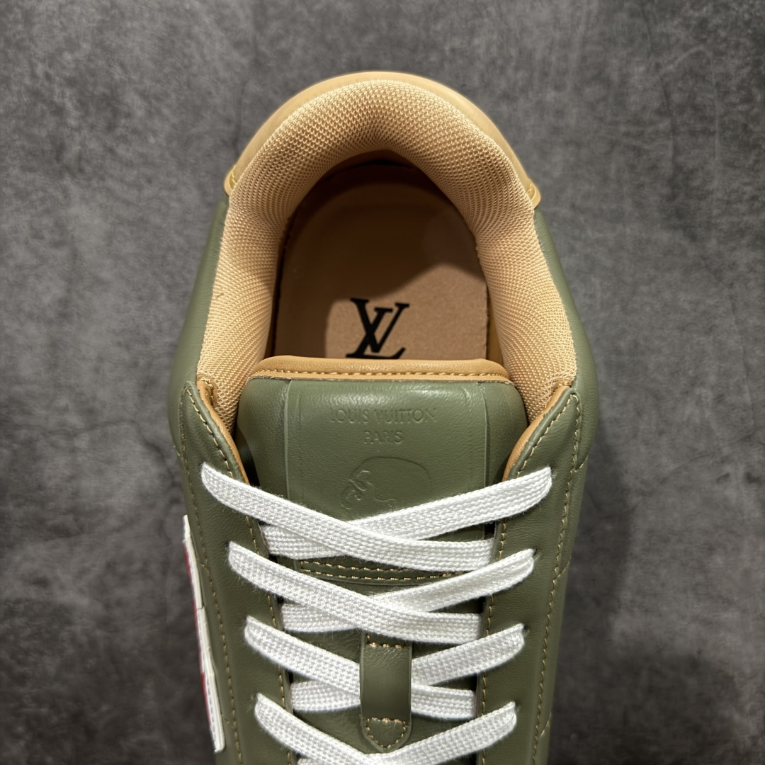 图片[8]-【YS纯原】莞产顶级 大厂出品 品控稳定 LOUIS VUITTON × NIGO 联名款 Buttersoft FW25 牛皮革 / 羊皮革 · 压纹 · 系带圆头 · 低帮 ✦ LV × Nigo 联名 FW25 最新 Buttersoft 系列 ✦ 菲董操刀设计，阿甘鞋轮廓融合面包鞋风格 ✦ 鞋型饱满但比例克制，上脚呈现慵懒高级感 ✦ 厚鞋舌＋宽鞋带结构 ✦ 鞋面采用头层牛皮＋羊皮革压纹 ✦ 皮质细腻，纹理自然，耐看耐穿 ✦ 鞋底为原版开模防滑 TPU 大底 ✦ 全系列暴力拆借 原版开发 ✦ 结构、比例与用料统一度高 尺码：35–45-选品中心