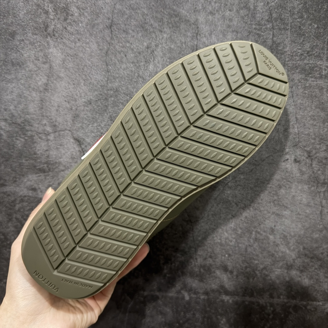 图片[9]-【YS纯原】莞产顶级 大厂出品 品控稳定 LOUIS VUITTON × NIGO 联名款 Buttersoft FW25 牛皮革 / 羊皮革 · 压纹 · 系带圆头 · 低帮 ✦ LV × Nigo 联名 FW25 最新 Buttersoft 系列 ✦ 菲董操刀设计，阿甘鞋轮廓融合面包鞋风格 ✦ 鞋型饱满但比例克制，上脚呈现慵懒高级感 ✦ 厚鞋舌＋宽鞋带结构 ✦ 鞋面采用头层牛皮＋羊皮革压纹 ✦ 皮质细腻，纹理自然，耐看耐穿 ✦ 鞋底为原版开模防滑 TPU 大底 ✦ 全系列暴力拆借 原版开发 ✦ 结构、比例与用料统一度高 尺码：35–45-选品中心