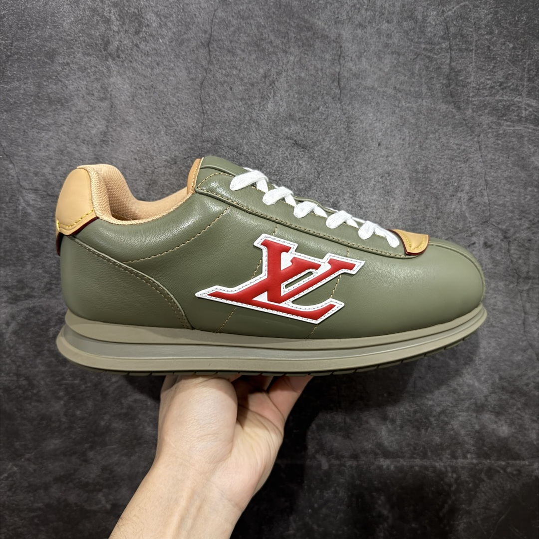 【YS纯原】莞产顶级 大厂出品 品控稳定 LOUIS VUITTON × NIGO 联名款 Buttersoft FW25 牛皮革 / 羊皮革 · 压纹 · 系带圆头 · 低帮 ✦ LV × Nigo 联名 FW25 最新 Buttersoft 系列 ✦ 菲董操刀设计，阿甘鞋轮廓融合面包鞋风格 ✦ 鞋型饱满但比例克制，上脚呈现慵懒高级感 ✦ 厚鞋舌＋宽鞋带结构 ✦ 鞋面采用头层牛皮＋羊皮革压纹 ✦ 皮质细腻，纹理自然，耐看耐穿 ✦ 鞋底为原版开模防滑 TPU 大底 ✦ 全系列暴力拆借 原版开发 ✦ 结构、比例与用料统一度高 尺码：35–45-选品中心