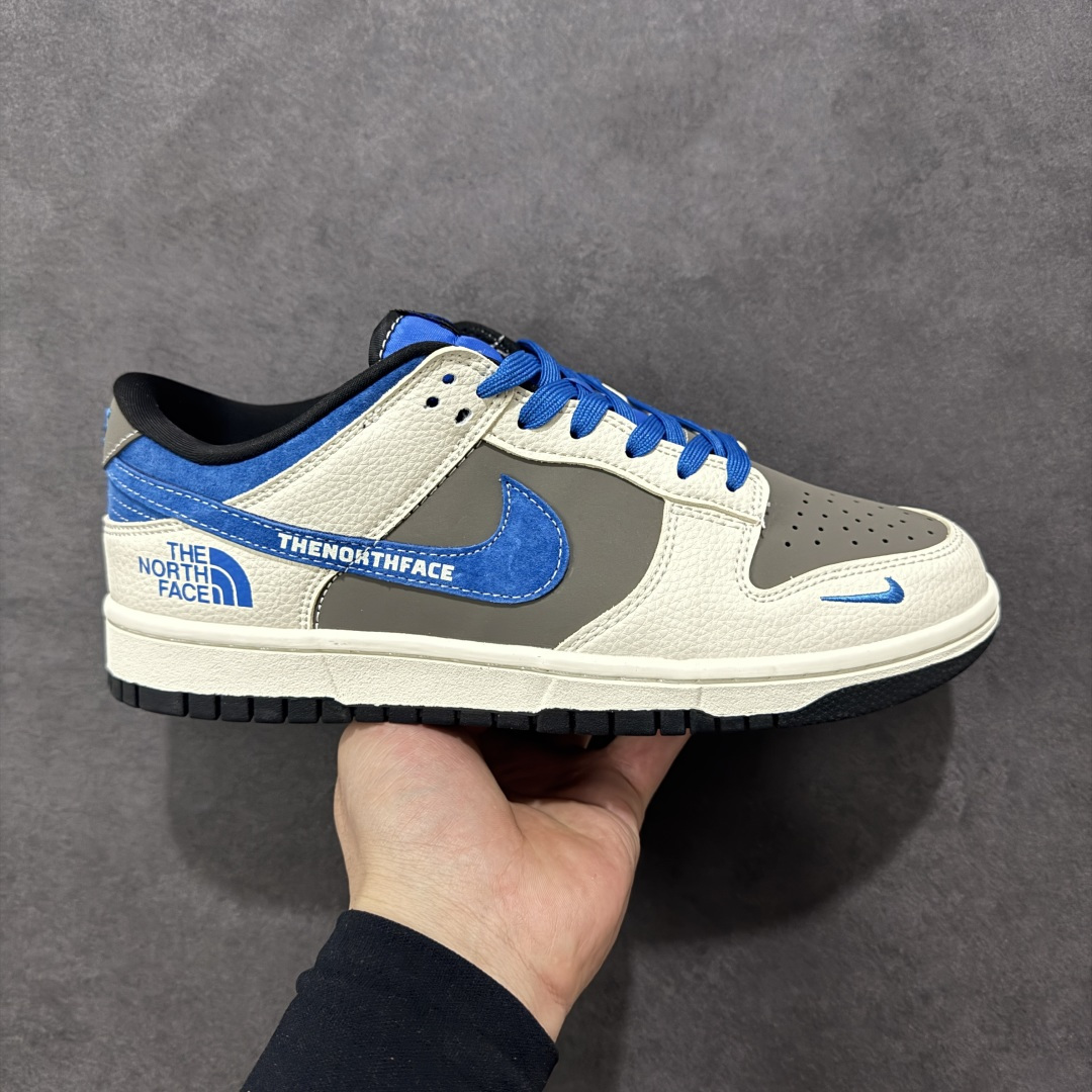 【定制版】2026新款定制限量发售Nike SB Dunk Low“北面联名限定------白灰蓝麂皮” 白灰蓝三色拼接高级感十足 #高端定制 低帮休闲板鞋 定制鞋盒 大厂纯原品质出货 超高清洁度 皮料切割干净无任何毛边 细节完美 货号:TX1688-018 尺码:36 36.5 37.5 38 38.5 39 40 40.5 41 42 42.5 43 44 44.5 45-选品中心