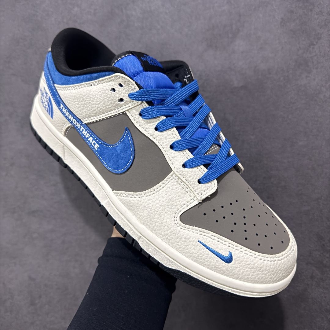 图片[3]-【定制版】2026新款定制限量发售Nike SB Dunk Low“北面联名限定——白灰蓝麂皮” 白灰蓝三色拼接高级感十足 #高端定制 低帮休闲板鞋 定制鞋盒 大厂纯原品质出货 超高清洁度 皮料切割干净无任何毛边 细节完美 货号：TX1688-018 尺码：36 36.5 37.5 38 38.5 39 40 40.5 41 42 42.5 43 44 44.5 45-选品中心