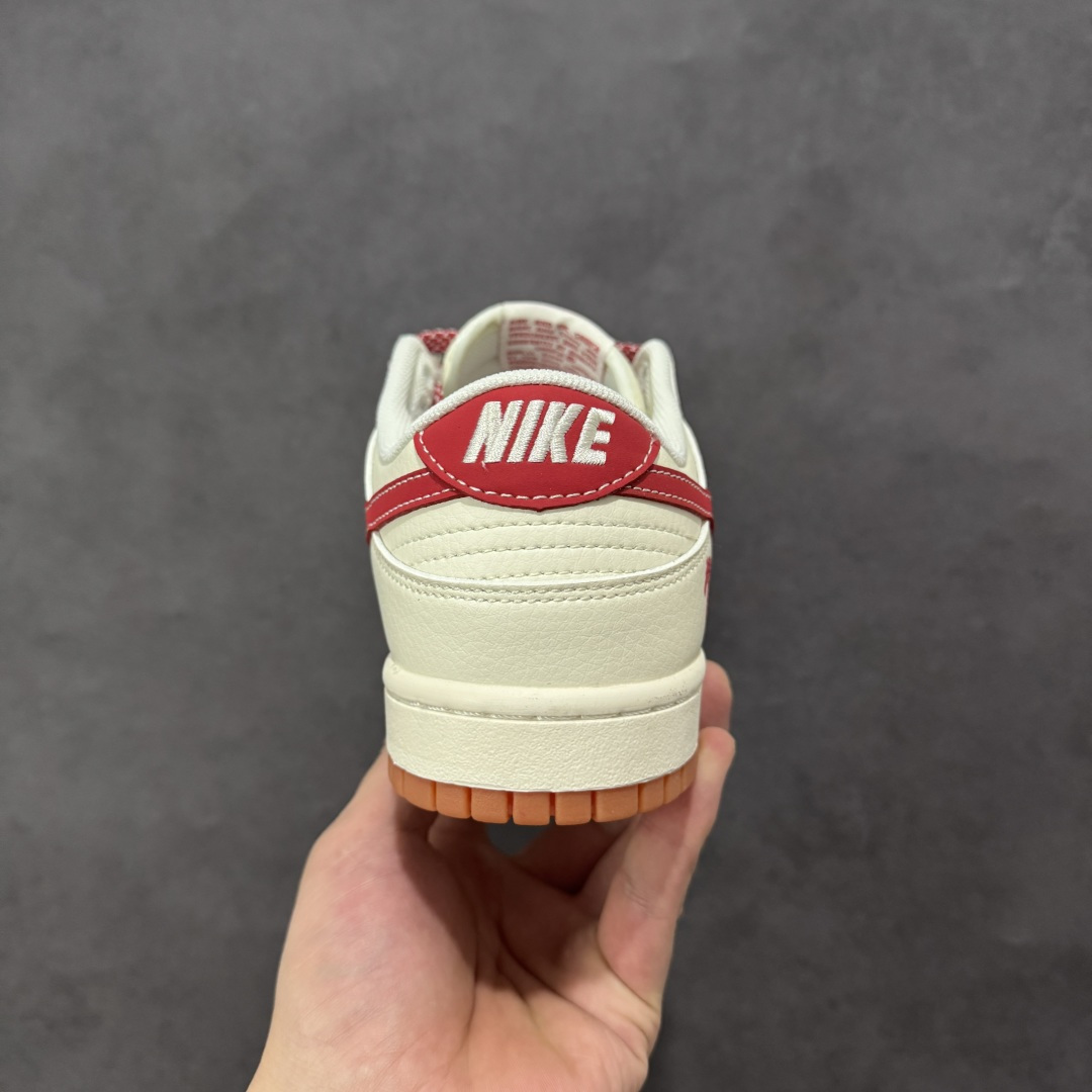 图片[4]-【定制版】2026马年生肖Dunk限定款来袭！国风设计直接戳中审美，鞋身马纹浮雕Swoosh搭配红绳挂饰，烫金“马”字和生肖元素拉满新年氛围。米白红棕配色温柔又复古，翻毛+头层皮拼接鞋面质感细腻，SB气垫缓震软弹，日常走路不累脚，新年穿它既应景又吸睛，生肖款收藏价值拉满！ 货号：FC1688-241 尺码：36 36.5 37.5 38 38.5 39 40 40.5 41 42 42.5 43 44 44.5 45-选品中心