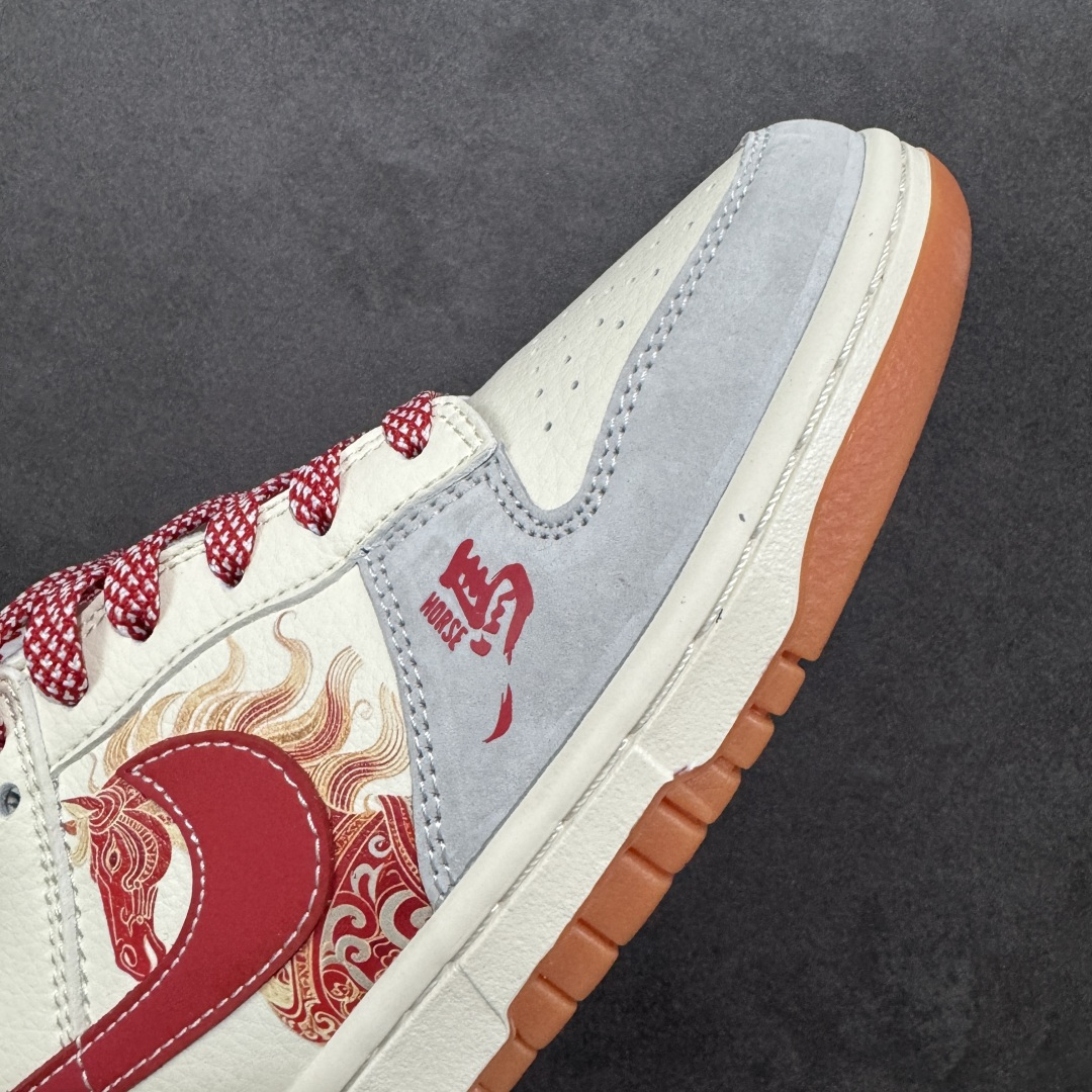图片[5]-【定制版】2026马年生肖Dunk限定款来袭！国风设计直接戳中审美，鞋身马纹浮雕Swoosh搭配红绳挂饰，烫金“马”字和生肖元素拉满新年氛围。米白红棕配色温柔又复古，翻毛+头层皮拼接鞋面质感细腻，SB气垫缓震软弹，日常走路不累脚，新年穿它既应景又吸睛，生肖款收藏价值拉满！ 货号：FC1688-241 尺码：36 36.5 37.5 38 38.5 39 40 40.5 41 42 42.5 43 44 44.5 45-选品中心