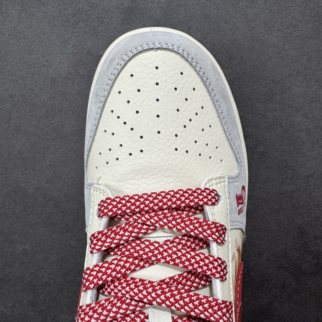 图片[8]-【定制版】2026马年生肖Dunk限定款来袭！国风设计直接戳中审美，鞋身马纹浮雕Swoosh搭配红绳挂饰，烫金“马”字和生肖元素拉满新年氛围。米白红棕配色温柔又复古，翻毛+头层皮拼接鞋面质感细腻，SB气垫缓震软弹，日常走路不累脚，新年穿它既应景又吸睛，生肖款收藏价值拉满！ 货号：FC1688-241 尺码：36 36.5 37.5 38 38.5 39 40 40.5 41 42 42.5 43 44 44.5 45-选品中心