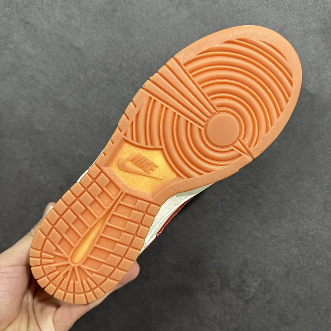 图片[9]-【定制版】2026马年生肖Dunk限定款来袭！国风设计直接戳中审美，鞋身马纹浮雕Swoosh搭配红绳挂饰，烫金“马”字和生肖元素拉满新年氛围。米白红棕配色温柔又复古，翻毛+头层皮拼接鞋面质感细腻，SB气垫缓震软弹，日常走路不累脚，新年穿它既应景又吸睛，生肖款收藏价值拉满！ 货号：FC1688-241 尺码：36 36.5 37.5 38 38.5 39 40 40.5 41 42 42.5 43 44 44.5 45-选品中心