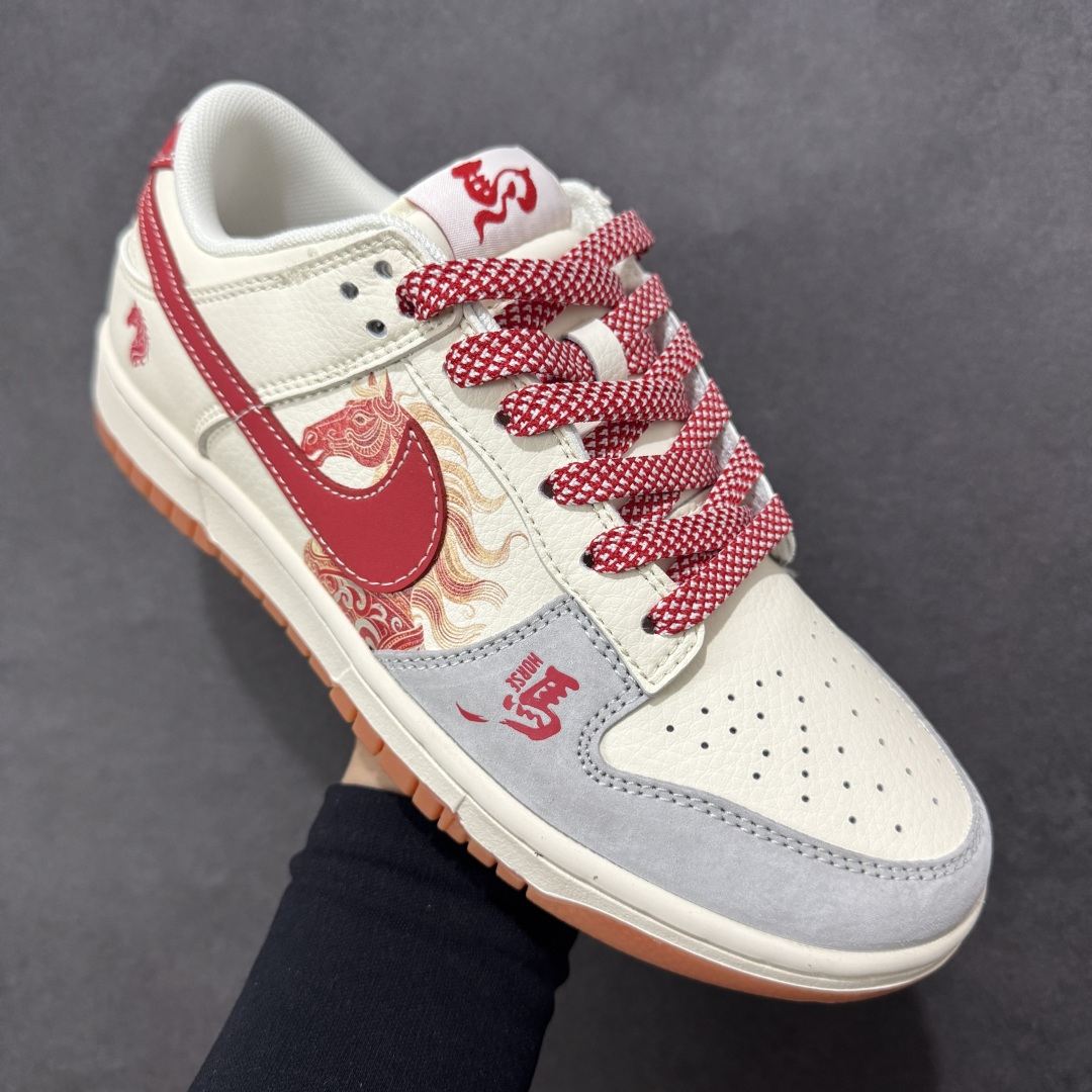 图片[3]-【定制版】2026马年生肖Dunk限定款来袭！国风设计直接戳中审美，鞋身马纹浮雕Swoosh搭配红绳挂饰，烫金“马”字和生肖元素拉满新年氛围。米白红棕配色温柔又复古，翻毛+头层皮拼接鞋面质感细腻，SB气垫缓震软弹，日常走路不累脚，新年穿它既应景又吸睛，生肖款收藏价值拉满！ 货号：FC1688-241 尺码：36 36.5 37.5 38 38.5 39 40 40.5 41 42 42.5 43 44 44.5 45-选品中心