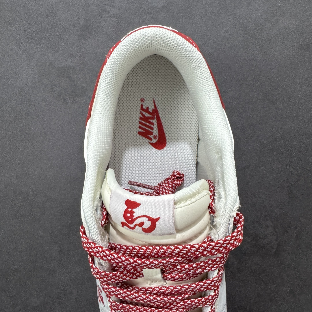 图片[7]-【定制版】2026马年生肖Dunk限定款来袭！国风设计直接戳中审美，鞋身马纹浮雕Swoosh搭配红绳挂饰，烫金“马”字和生肖元素拉满新年氛围。米白红棕配色温柔又复古，翻毛+头层皮拼接鞋面质感细腻，SB气垫缓震软弹，日常走路不累脚，新年穿它既应景又吸睛，生肖款收藏价值拉满！ 货号：FC1688-241 尺码：36 36.5 37.5 38 38.5 39 40 40.5 41 42 42.5 43 44 44.5 45-选品中心