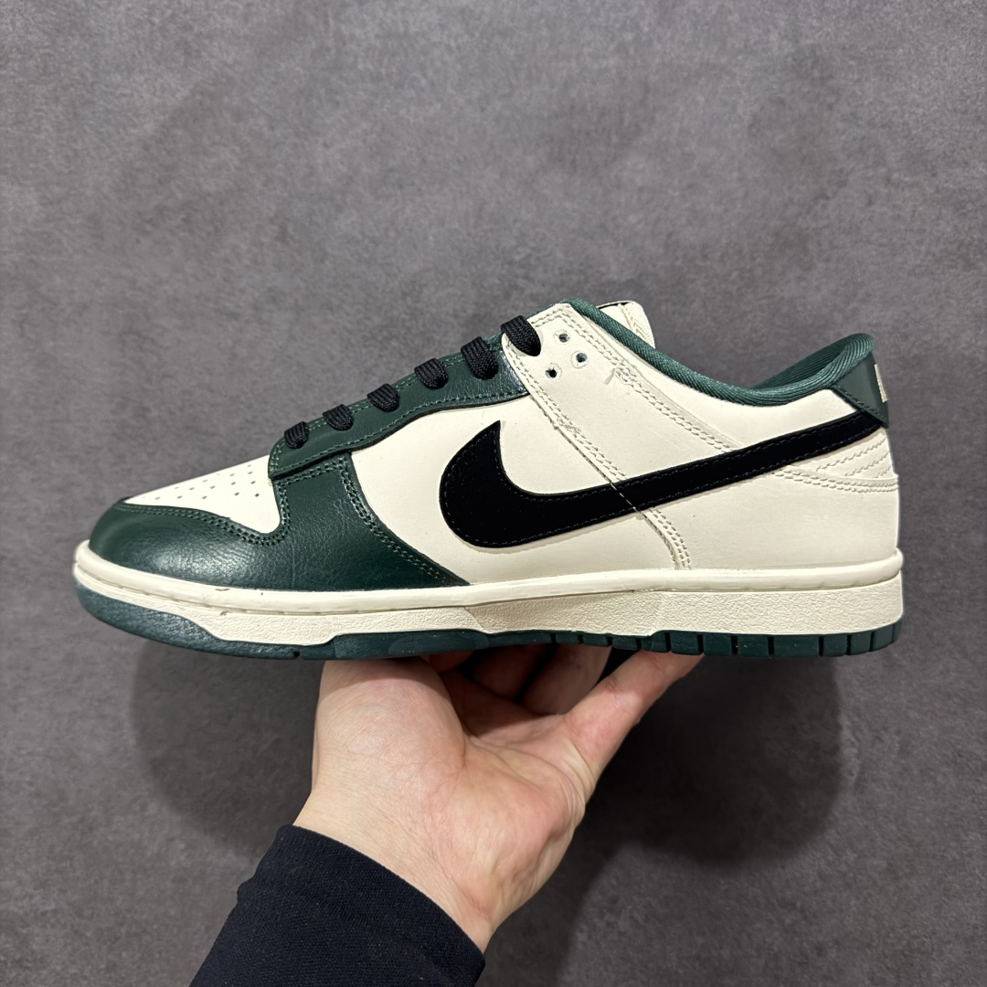 图片[2]-【定制版】Nike SB Dunk Low“马年限定——苔绿奶杏” 高端私人定制 低帮休闲板鞋 定制鞋盒 大厂纯原品质出货 超高清洁度 皮料切割干净无任何毛边 细节完美 货号：NH0601-483 尺码：36 36.5 37.5 38 38.5 39 40 40.5 41 42 42.5 43 44 44.5 45-选品中心