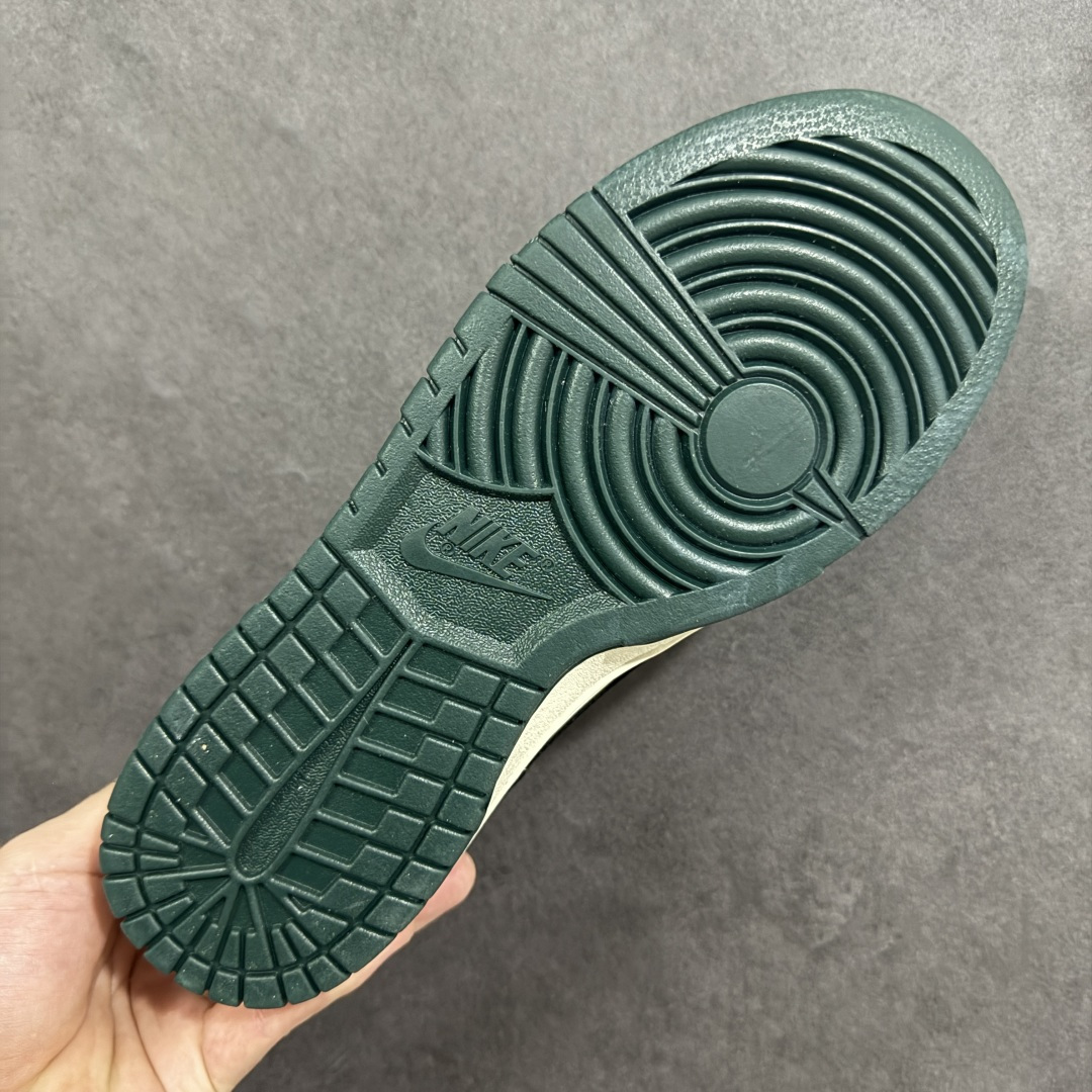 图片[9]-【定制版】Nike SB Dunk Low“马年限定——苔绿奶杏” 高端私人定制 低帮休闲板鞋 定制鞋盒 大厂纯原品质出货 超高清洁度 皮料切割干净无任何毛边 细节完美 货号：NH0601-483 尺码：36 36.5 37.5 38 38.5 39 40 40.5 41 42 42.5 43 44 44.5 45-选品中心