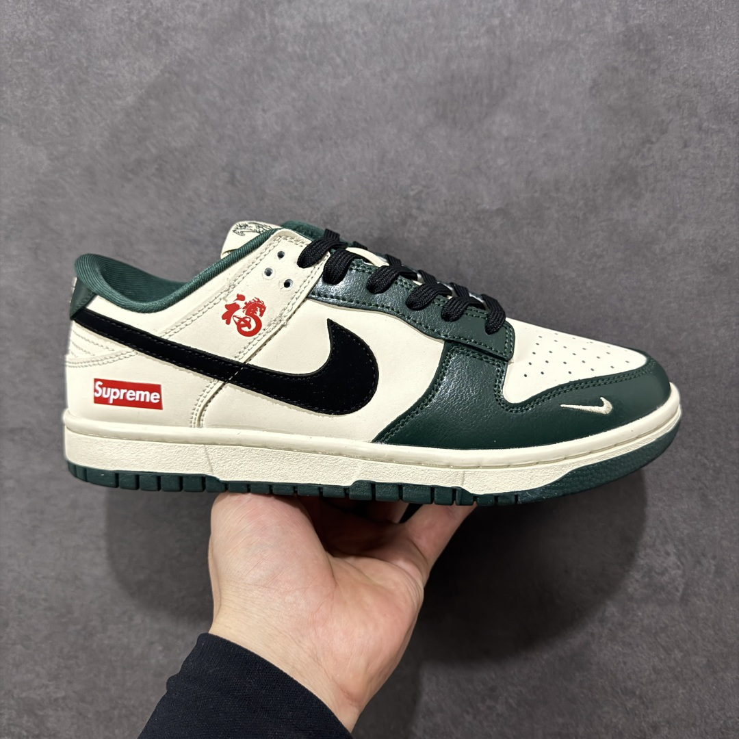 【定制版】Nike SB Dunk Low“马年限定——苔绿奶杏” 高端私人定制 低帮休闲板鞋 定制鞋盒 大厂纯原品质出货 超高清洁度 皮料切割干净无任何毛边 细节完美 货号：NH0601-483 尺码：36 36.5 37.5 38 38.5 39 40 40.5 41 42 42.5 43 44 44.5 45-选品中心