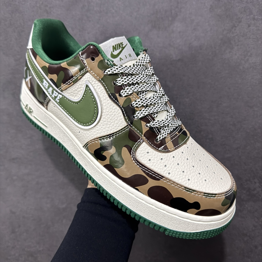 图片[3]-【定制版】Nike Air Force 1 Low × BAPE联名款SY1388-032重磅来袭！ 采用头层皮质拼接迷彩印花材质，质感与颜值双重在线；标志性Swoosh融入BAPE品牌元素，XX潮标加持，设计感拉满。经典Air气垫中底，兼顾缓震性能与穿着舒适度，日常出行、街头出片都适配。白绿迷彩的配色方案不挑穿搭，百搭属性拉满，是潮鞋收藏者与穿搭爱好者的不二之选，入手这双，解锁属于你的潮流新姿态！ 尺码：36-45带半码-选品中心