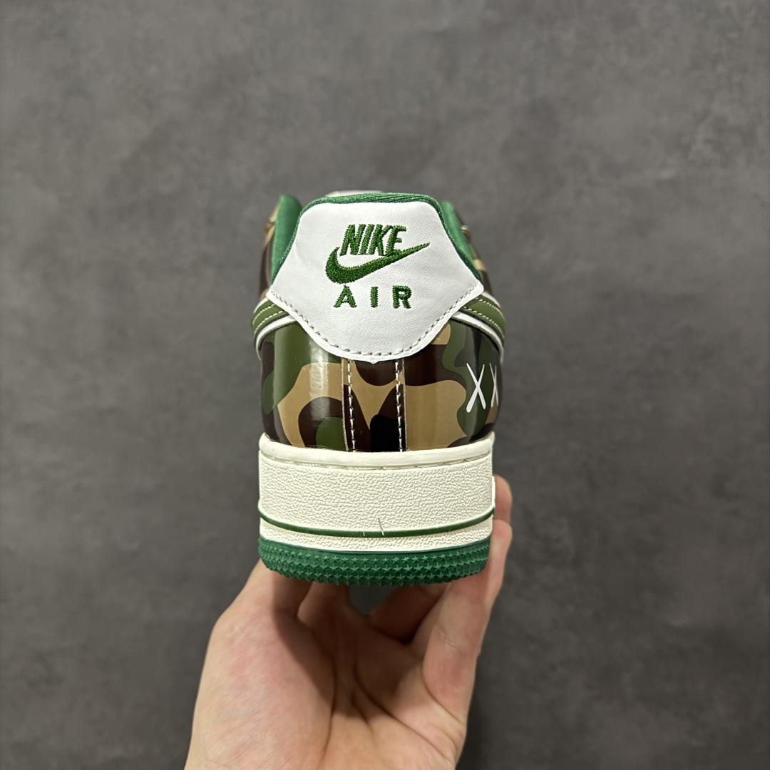 图片[4]-【定制版】Nike Air Force 1 Low × BAPE联名款SY1388-032重磅来袭！ 采用头层皮质拼接迷彩印花材质，质感与颜值双重在线；标志性Swoosh融入BAPE品牌元素，XX潮标加持，设计感拉满。经典Air气垫中底，兼顾缓震性能与穿着舒适度，日常出行、街头出片都适配。白绿迷彩的配色方案不挑穿搭，百搭属性拉满，是潮鞋收藏者与穿搭爱好者的不二之选，入手这双，解锁属于你的潮流新姿态！ 尺码：36-45带半码-选品中心