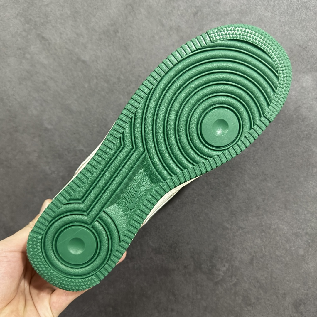 图片[9]-【定制版】Nike Air Force 1 Low × BAPE联名款SY1388-032重磅来袭！ 采用头层皮质拼接迷彩印花材质，质感与颜值双重在线；标志性Swoosh融入BAPE品牌元素，XX潮标加持，设计感拉满。经典Air气垫中底，兼顾缓震性能与穿着舒适度，日常出行、街头出片都适配。白绿迷彩的配色方案不挑穿搭，百搭属性拉满，是潮鞋收藏者与穿搭爱好者的不二之选，入手这双，解锁属于你的潮流新姿态！ 尺码：36-45带半码-选品中心