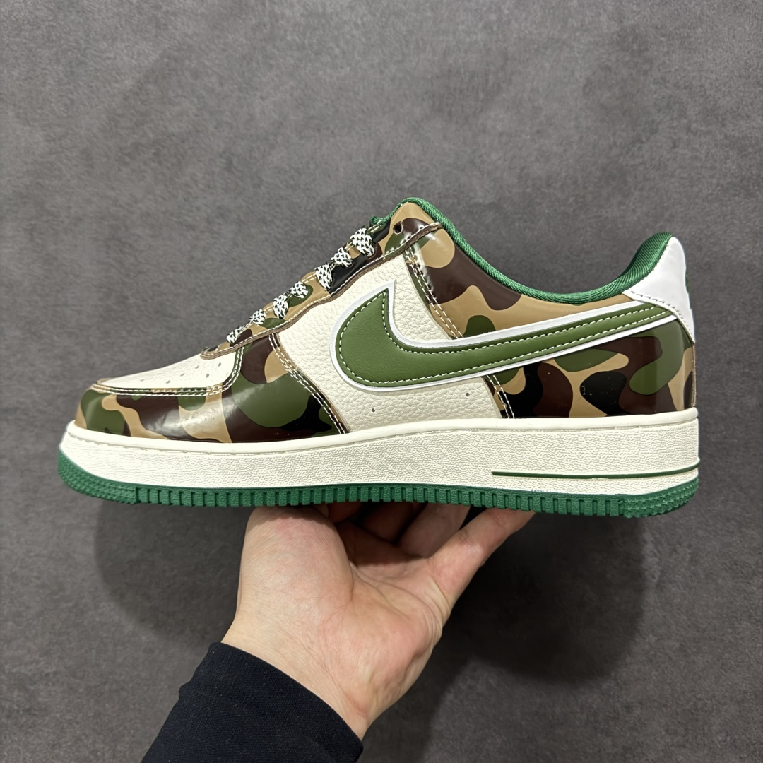 图片[2]-【定制版】Nike Air Force 1 Low × BAPE联名款SY1388-032重磅来袭！ 采用头层皮质拼接迷彩印花材质，质感与颜值双重在线；标志性Swoosh融入BAPE品牌元素，XX潮标加持，设计感拉满。经典Air气垫中底，兼顾缓震性能与穿着舒适度，日常出行、街头出片都适配。白绿迷彩的配色方案不挑穿搭，百搭属性拉满，是潮鞋收藏者与穿搭爱好者的不二之选，入手这双，解锁属于你的潮流新姿态！ 尺码：36-45带半码-选品中心