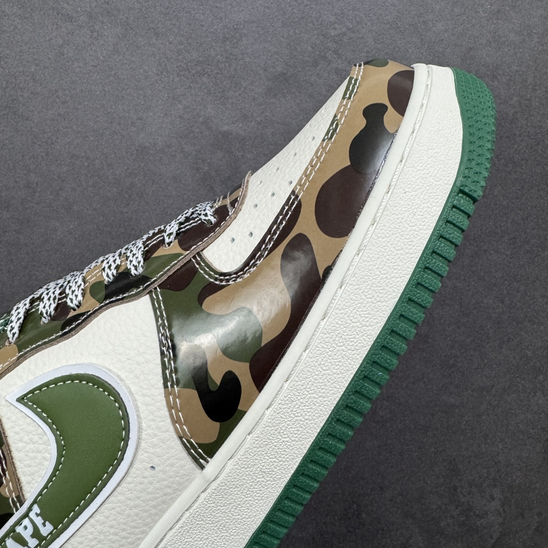 图片[5]-【定制版】Nike Air Force 1 Low × BAPE联名款SY1388-032重磅来袭！ 采用头层皮质拼接迷彩印花材质，质感与颜值双重在线；标志性Swoosh融入BAPE品牌元素，XX潮标加持，设计感拉满。经典Air气垫中底，兼顾缓震性能与穿着舒适度，日常出行、街头出片都适配。白绿迷彩的配色方案不挑穿搭，百搭属性拉满，是潮鞋收藏者与穿搭爱好者的不二之选，入手这双，解锁属于你的潮流新姿态！ 尺码：36-45带半码-选品中心