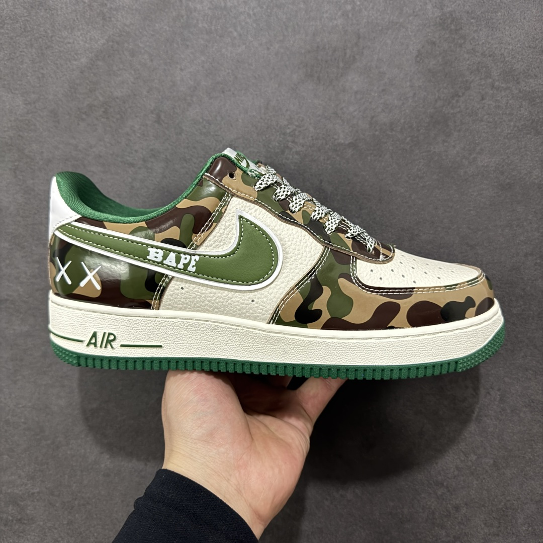 【定制版】Nike Air Force 1 Low × BAPE联名款SY1388-032重磅来袭! 采用头层皮质拼接迷彩印花材质,质感与颜值双重在线;标志性Swoosh融入BAPE品牌元素,XX潮标加持,设计感拉满。经典Air气垫中底,兼顾缓震性能与穿着舒适度,日常出行、街头出片都适配。白绿迷彩的配色方案不挑穿搭,百搭属性拉满,是潮鞋收藏者与穿搭爱好者的不二之选,入手这双,解锁属于你的潮流新姿态! 尺码:36-45带半码-选品中心