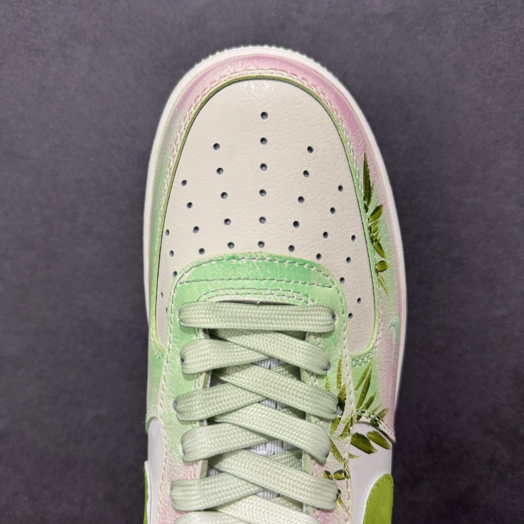 图片[8]-【定制版】手绘涂鸦 马年情人节限定“青梅竹马”Nike Air Force 1 “Childhood Sweethearts”空军一号定制板鞋 “青梅竹马” 是马年情人节限定款，以清新的青竹元素为核心设计灵感：鞋身融合淡绿、浅粉渐变皮革，搭配手绘竹枝纹理，鞋侧 “竹马” 书法字样 + 红色印章细节，呼应 “青梅竹马” 的浪漫意象。半透明 Swoosh 与淡绿中底相衬，既保留了经典鞋型的质感 货号：FB1839-515 尺码： 36 36.5 37.5 38 38.5 39 40 40.5 41 42 42.5 43 44 44.5 45-选品中心