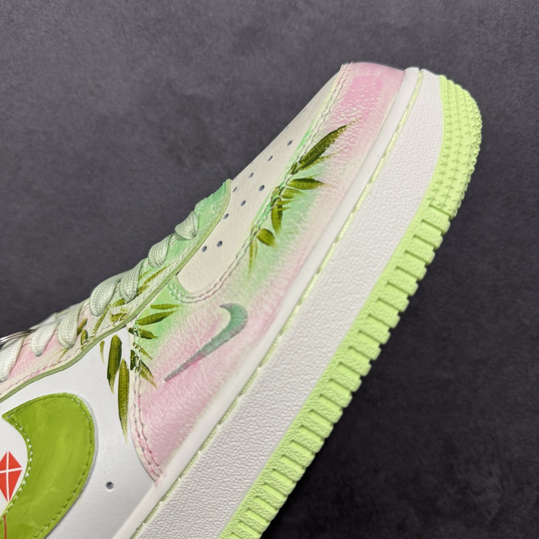 图片[5]-【定制版】手绘涂鸦 马年情人节限定“青梅竹马”Nike Air Force 1 “Childhood Sweethearts”空军一号定制板鞋 “青梅竹马” 是马年情人节限定款，以清新的青竹元素为核心设计灵感：鞋身融合淡绿、浅粉渐变皮革，搭配手绘竹枝纹理，鞋侧 “竹马” 书法字样 + 红色印章细节，呼应 “青梅竹马” 的浪漫意象。半透明 Swoosh 与淡绿中底相衬，既保留了经典鞋型的质感 货号：FB1839-515 尺码： 36 36.5 37.5 38 38.5 39 40 40.5 41 42 42.5 43 44 44.5 45-选品中心