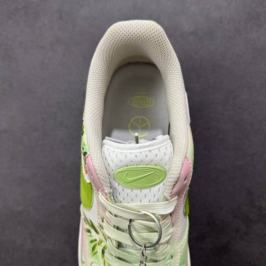 图片[7]-【定制版】手绘涂鸦 马年情人节限定“青梅竹马”Nike Air Force 1 “Childhood Sweethearts”空军一号定制板鞋 “青梅竹马” 是马年情人节限定款，以清新的青竹元素为核心设计灵感：鞋身融合淡绿、浅粉渐变皮革，搭配手绘竹枝纹理，鞋侧 “竹马” 书法字样 + 红色印章细节，呼应 “青梅竹马” 的浪漫意象。半透明 Swoosh 与淡绿中底相衬，既保留了经典鞋型的质感 货号：FB1839-515 尺码： 36 36.5 37.5 38 38.5 39 40 40.5 41 42 42.5 43 44 44.5 45-选品中心