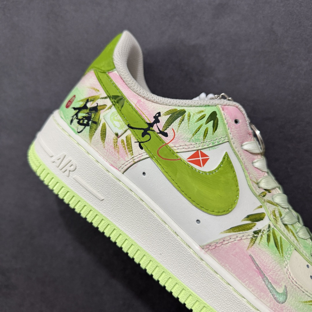 图片[6]-【定制版】手绘涂鸦 马年情人节限定“青梅竹马”Nike Air Force 1 “Childhood Sweethearts”空军一号定制板鞋 “青梅竹马” 是马年情人节限定款，以清新的青竹元素为核心设计灵感：鞋身融合淡绿、浅粉渐变皮革，搭配手绘竹枝纹理，鞋侧 “竹马” 书法字样 + 红色印章细节，呼应 “青梅竹马” 的浪漫意象。半透明 Swoosh 与淡绿中底相衬，既保留了经典鞋型的质感 货号：FB1839-515 尺码： 36 36.5 37.5 38 38.5 39 40 40.5 41 42 42.5 43 44 44.5 45-选品中心