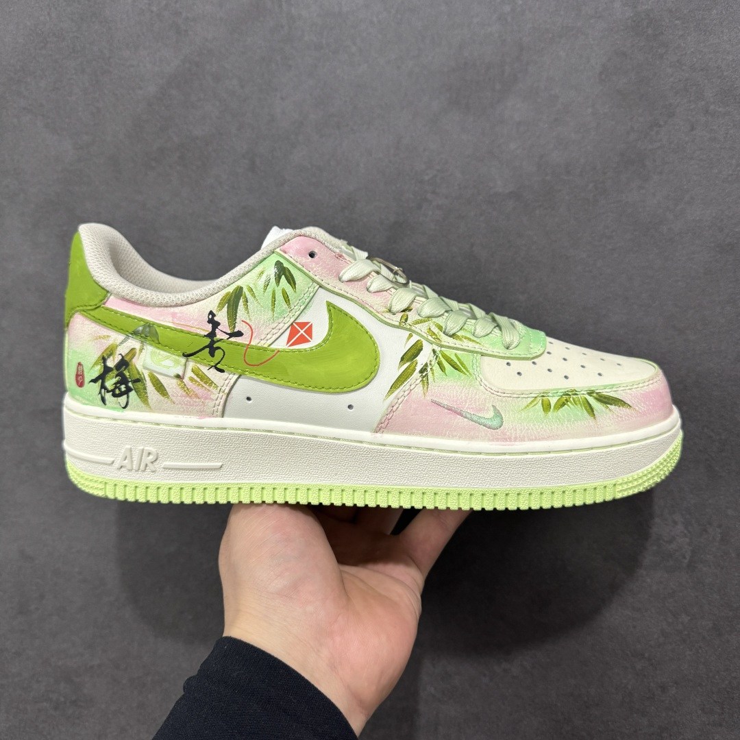 【定制版】手绘涂鸦 马年情人节限定“青梅竹马”Nike Air Force 1 “Childhood Sweethearts”空军一号定制板鞋 “青梅竹马” 是马年情人节限定款,以清新的青竹元素为核心设计灵感:鞋身融合淡绿、浅粉渐变皮革,搭配手绘竹枝纹理,鞋侧 “竹马” 书法字样 + 红色印章细节,呼应 “青梅竹马” 的浪漫意象。半透明 Swoosh 与淡绿中底相衬,既保留了经典鞋型的质感 货号:FB1839-515 尺码: 36 36.5 37.5 38 38.5 39 40 40.5 41 42 42.5 43 44 44.5 45-选品中心