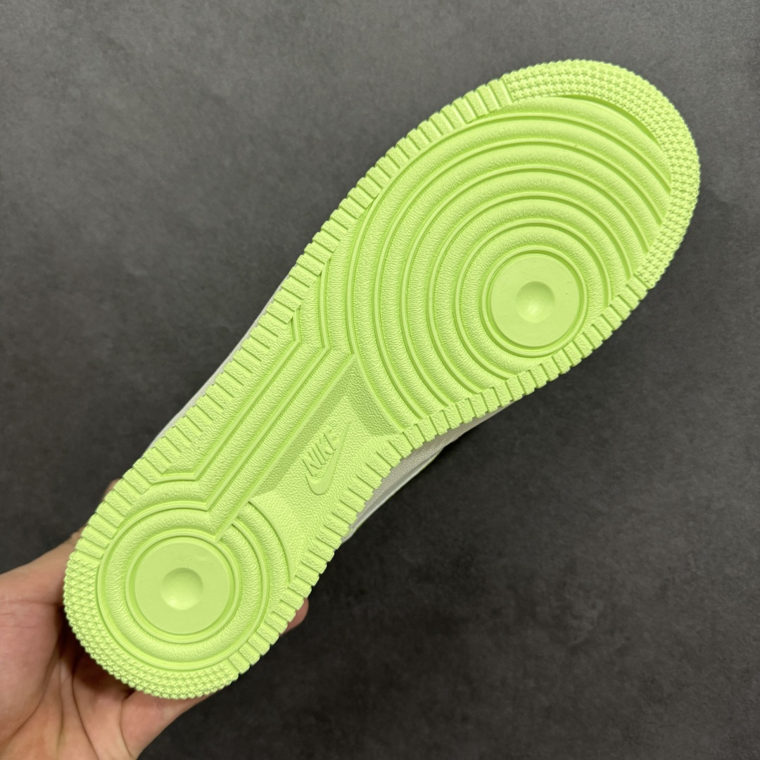 图片[9]-【定制版】手绘涂鸦 马年情人节限定“青梅竹马”Nike Air Force 1 “Childhood Sweethearts”空军一号定制板鞋 “青梅竹马” 是马年情人节限定款，以清新的青竹元素为核心设计灵感：鞋身融合淡绿、浅粉渐变皮革，搭配手绘竹枝纹理，鞋侧 “竹马” 书法字样 + 红色印章细节，呼应 “青梅竹马” 的浪漫意象。半透明 Swoosh 与淡绿中底相衬，既保留了经典鞋型的质感 货号：FB1839-515 尺码： 36 36.5 37.5 38 38.5 39 40 40.5 41 42 42.5 43 44 44.5 45-选品中心