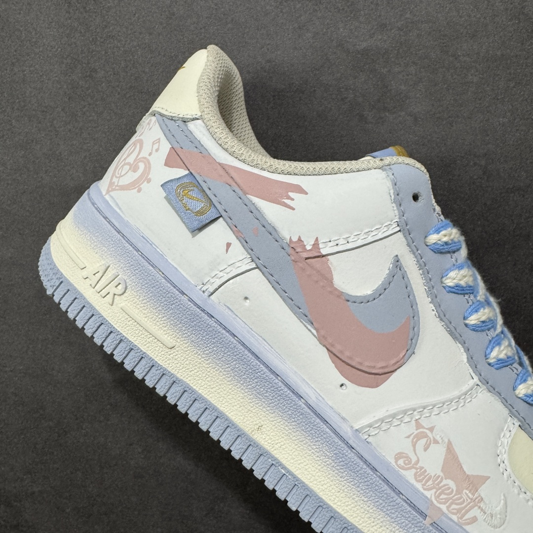 图片[6]-【定制版】手绘涂鸦“春野甜序”Nike Air Force 1 “Spring Field”空军一号定制板鞋 以 “春日甜意” 为基调，采用淡青、柔粉渐变皮革打造清新质感，鞋身暗藏刺绣小 Swoosh 与 “Sweet” 字样，双层撞色 Swoosh + 浅蓝编织鞋带增添层次，中底渐变绿与鞋身色调呼应，适配春日氛围，将柔和甜感与经典鞋型结合，是日常穿搭中自带清新氛围的质感单品。 货号：DB3301-171 尺码： 36 36.5 37.5 38 38.5 39 40 40.5 41 42 42.5 43 44 44.5 45-选品中心