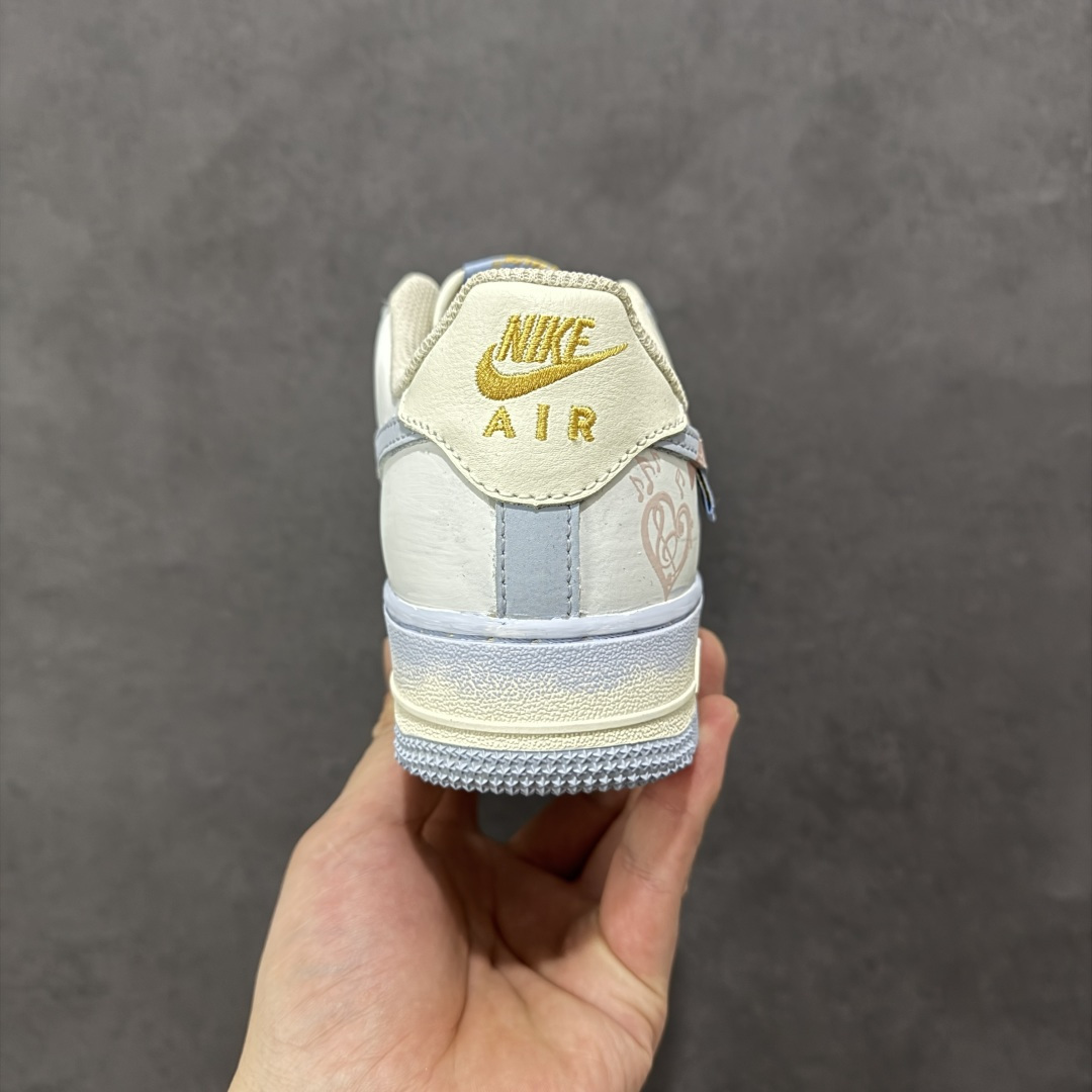图片[4]-【定制版】手绘涂鸦“春野甜序”Nike Air Force 1 “Spring Field”空军一号定制板鞋 以 “春日甜意” 为基调，采用淡青、柔粉渐变皮革打造清新质感，鞋身暗藏刺绣小 Swoosh 与 “Sweet” 字样，双层撞色 Swoosh + 浅蓝编织鞋带增添层次，中底渐变绿与鞋身色调呼应，适配春日氛围，将柔和甜感与经典鞋型结合，是日常穿搭中自带清新氛围的质感单品。 货号：DB3301-171 尺码： 36 36.5 37.5 38 38.5 39 40 40.5 41 42 42.5 43 44 44.5 45-选品中心