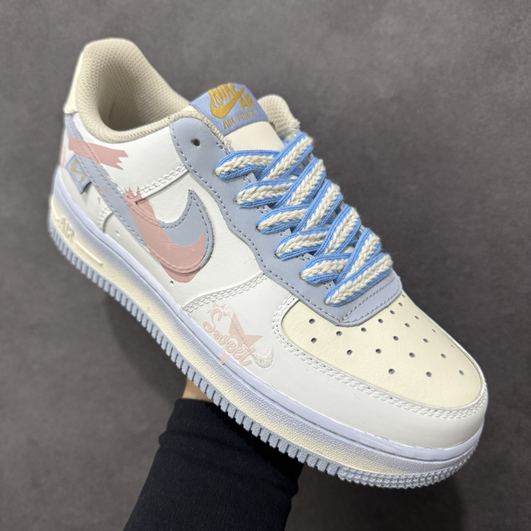 图片[3]-【定制版】手绘涂鸦“春野甜序”Nike Air Force 1 “Spring Field”空军一号定制板鞋 以 “春日甜意” 为基调，采用淡青、柔粉渐变皮革打造清新质感，鞋身暗藏刺绣小 Swoosh 与 “Sweet” 字样，双层撞色 Swoosh + 浅蓝编织鞋带增添层次，中底渐变绿与鞋身色调呼应，适配春日氛围，将柔和甜感与经典鞋型结合，是日常穿搭中自带清新氛围的质感单品。 货号：DB3301-171 尺码： 36 36.5 37.5 38 38.5 39 40 40.5 41 42 42.5 43 44 44.5 45-选品中心