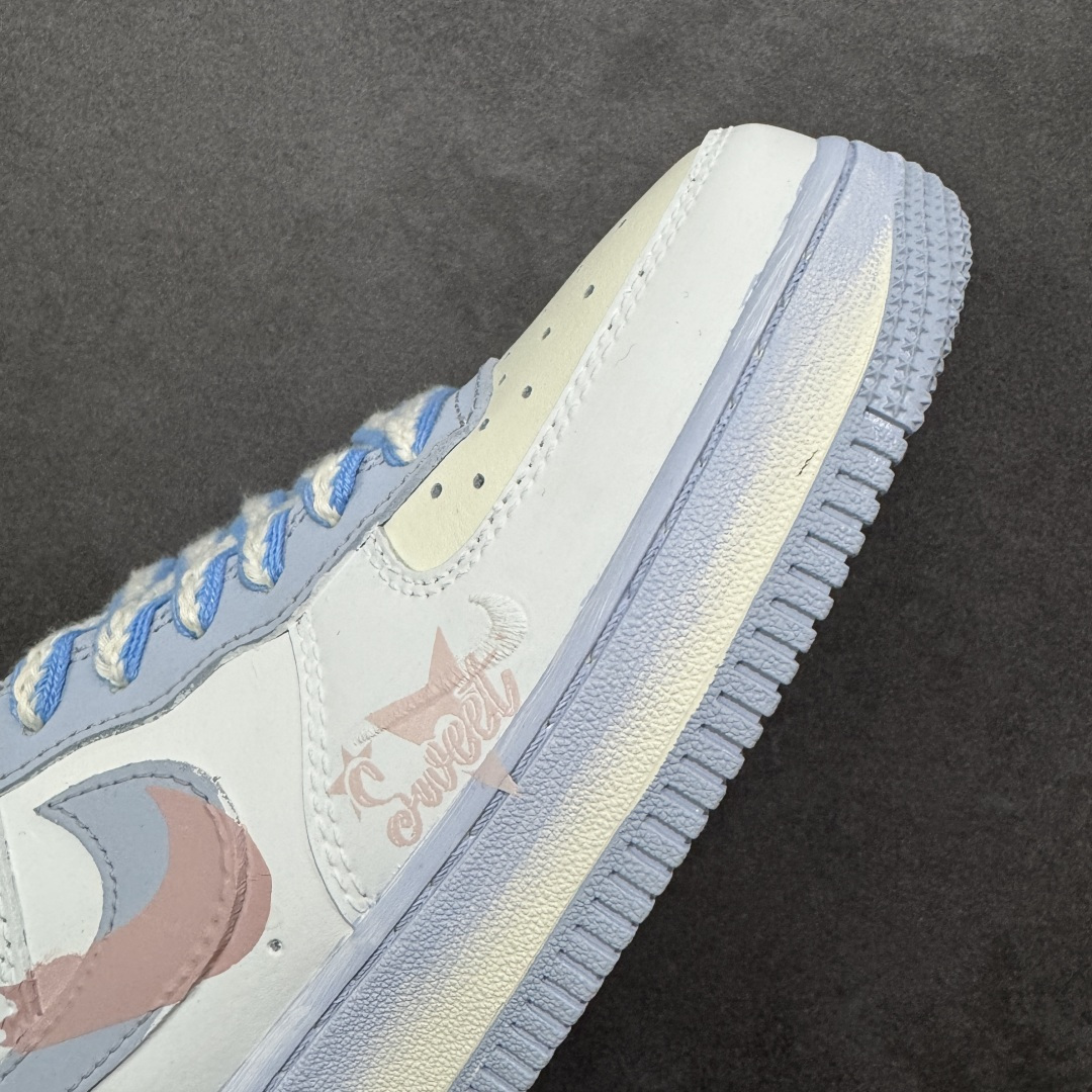 图片[5]-【定制版】手绘涂鸦“春野甜序”Nike Air Force 1 “Spring Field”空军一号定制板鞋 以 “春日甜意” 为基调，采用淡青、柔粉渐变皮革打造清新质感，鞋身暗藏刺绣小 Swoosh 与 “Sweet” 字样，双层撞色 Swoosh + 浅蓝编织鞋带增添层次，中底渐变绿与鞋身色调呼应，适配春日氛围，将柔和甜感与经典鞋型结合，是日常穿搭中自带清新氛围的质感单品。 货号：DB3301-171 尺码： 36 36.5 37.5 38 38.5 39 40 40.5 41 42 42.5 43 44 44.5 45-选品中心