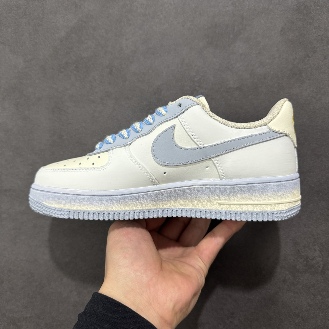 图片[2]-【定制版】手绘涂鸦“春野甜序”Nike Air Force 1 “Spring Field”空军一号定制板鞋 以 “春日甜意” 为基调，采用淡青、柔粉渐变皮革打造清新质感，鞋身暗藏刺绣小 Swoosh 与 “Sweet” 字样，双层撞色 Swoosh + 浅蓝编织鞋带增添层次，中底渐变绿与鞋身色调呼应，适配春日氛围，将柔和甜感与经典鞋型结合，是日常穿搭中自带清新氛围的质感单品。 货号：DB3301-171 尺码： 36 36.5 37.5 38 38.5 39 40 40.5 41 42 42.5 43 44 44.5 45-选品中心