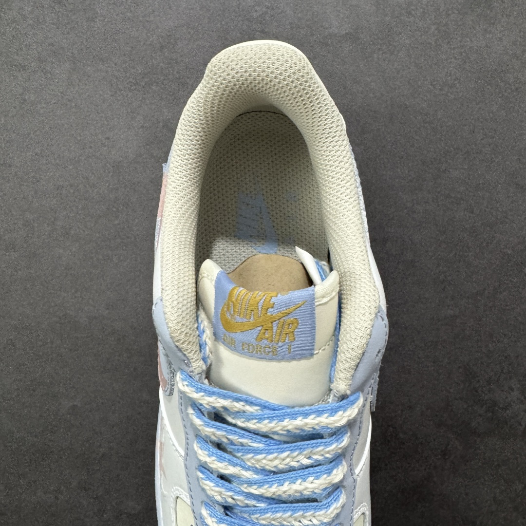 图片[7]-【定制版】手绘涂鸦“春野甜序”Nike Air Force 1 “Spring Field”空军一号定制板鞋 以 “春日甜意” 为基调，采用淡青、柔粉渐变皮革打造清新质感，鞋身暗藏刺绣小 Swoosh 与 “Sweet” 字样，双层撞色 Swoosh + 浅蓝编织鞋带增添层次，中底渐变绿与鞋身色调呼应，适配春日氛围，将柔和甜感与经典鞋型结合，是日常穿搭中自带清新氛围的质感单品。 货号：DB3301-171 尺码： 36 36.5 37.5 38 38.5 39 40 40.5 41 42 42.5 43 44 44.5 45-选品中心
