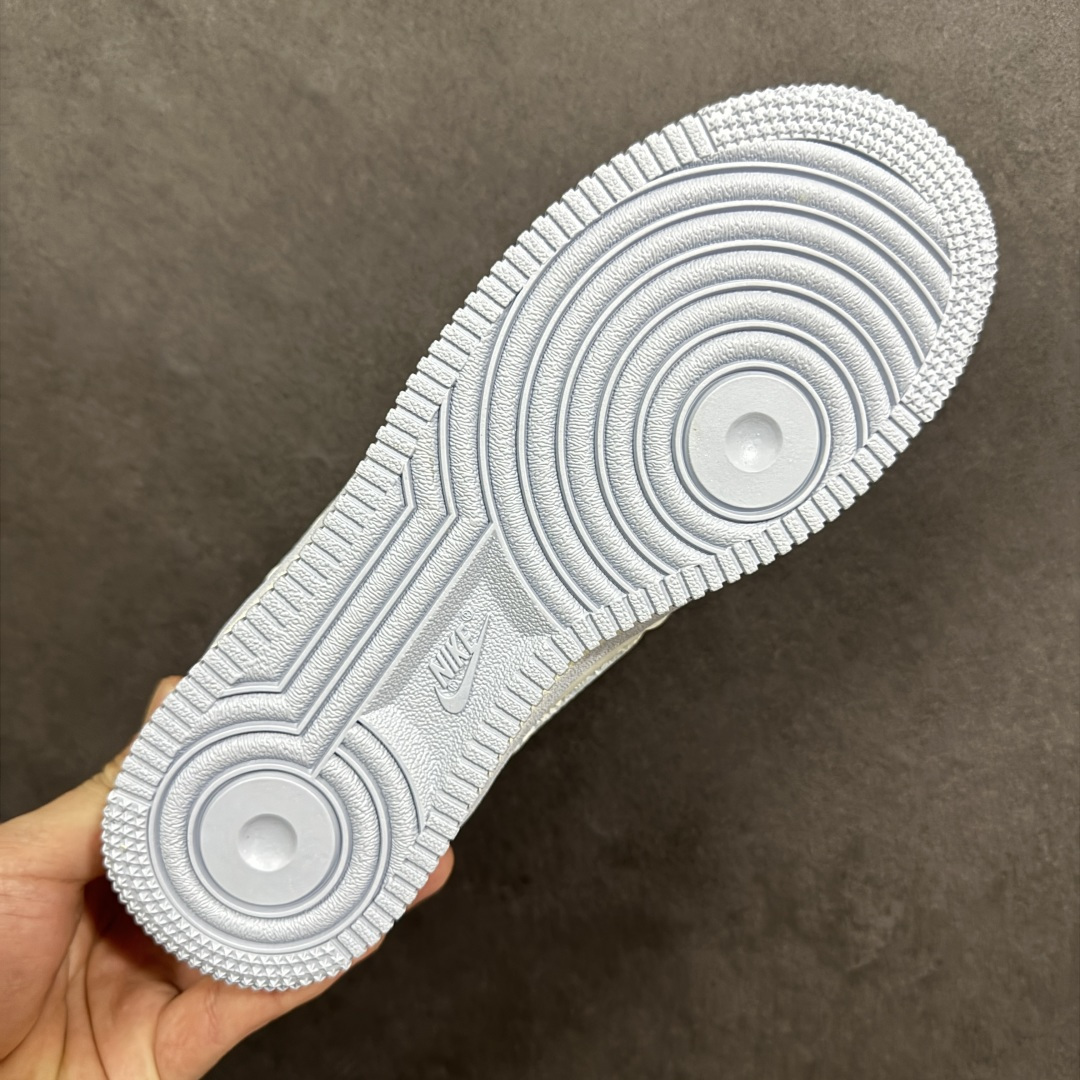 图片[9]-【定制版】手绘涂鸦“春野甜序”Nike Air Force 1 “Spring Field”空军一号定制板鞋 以 “春日甜意” 为基调，采用淡青、柔粉渐变皮革打造清新质感，鞋身暗藏刺绣小 Swoosh 与 “Sweet” 字样，双层撞色 Swoosh + 浅蓝编织鞋带增添层次，中底渐变绿与鞋身色调呼应，适配春日氛围，将柔和甜感与经典鞋型结合，是日常穿搭中自带清新氛围的质感单品。 货号：DB3301-171 尺码： 36 36.5 37.5 38 38.5 39 40 40.5 41 42 42.5 43 44 44.5 45-选品中心