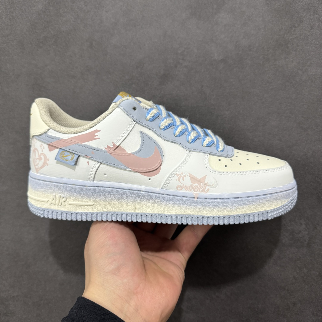 【定制版】手绘涂鸦“春野甜序”Nike Air Force 1 “Spring Field”空军一号定制板鞋 以 “春日甜意” 为基调,采用淡青、柔粉渐变皮革打造清新质感,鞋身暗藏刺绣小 Swoosh 与 “Sweet” 字样,双层撞色 Swoosh + 浅蓝编织鞋带增添层次,中底渐变绿与鞋身色调呼应,适配春日氛围,将柔和甜感与经典鞋型结合,是日常穿搭中自带清新氛围的质感单品。 货号:DB3301-171 尺码: 36 36.5 37.5 38 38.5 39 40 40.5 41 42 42.5 43 44 44.5 45-选品中心