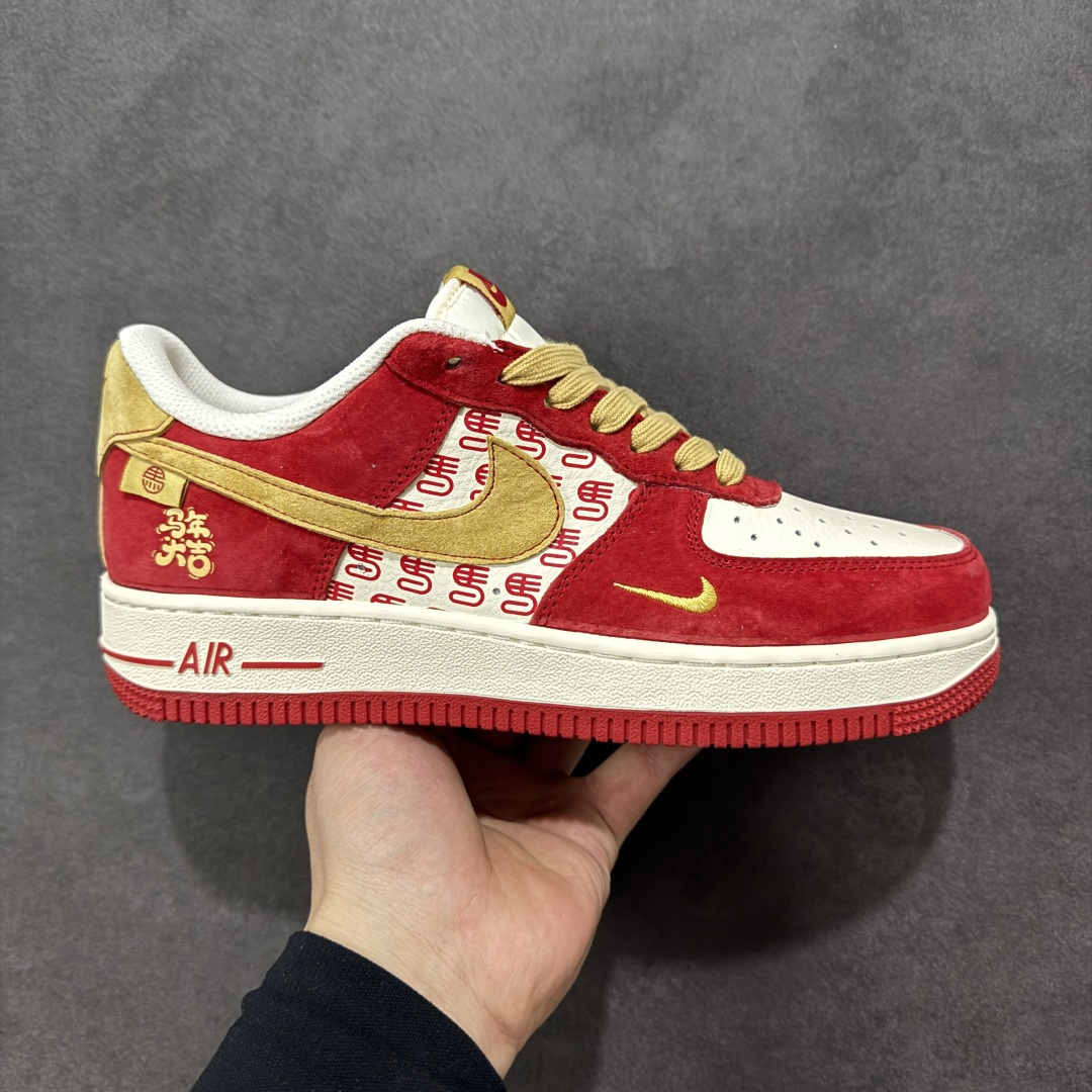 【定制版】Nike Air Force 1 \'07 Low “马年限定-红金” 高端定制,正红麂皮 + 暖金勾标,鞋侧满印 “马” 字暗纹 + 绣金 “福马” 图腾,细节处全是精致感; 低帮休闲板鞋 定制鞋盒 大厂纯原品质出货 超高清洁度 皮料切割干净无任何毛边 细节完美 货号:XD0028-014 尺码:36 36.5 37.5 38 38.5 39 40 40.5 41 42 42.5 43 44 44.5 45-选品中心