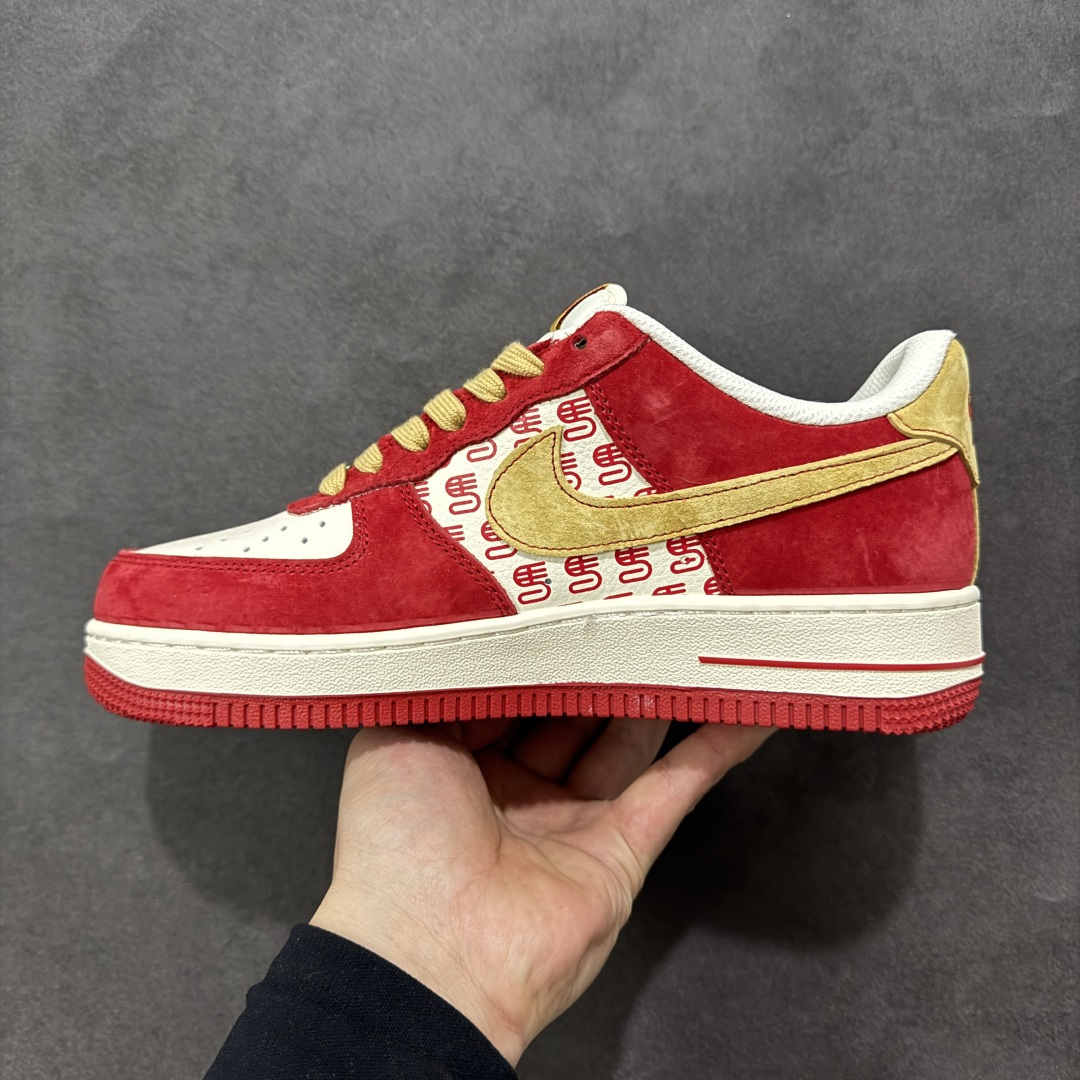 图片[2]-【定制版】Nike Air Force 1 \’07 Low “马年限定-红金” 高端定制，正红麂皮 + 暖金勾标，鞋侧满印 “马” 字暗纹 + 绣金 “福马” 图腾，细节处全是精致感； 低帮休闲板鞋 定制鞋盒 大厂纯原品质出货 超高清洁度 皮料切割干净无任何毛边 细节完美 货号：XD0028-014 尺码：36 36.5 37.5 38 38.5 39 40 40.5 41 42 42.5 43 44 44.5 45-选品中心