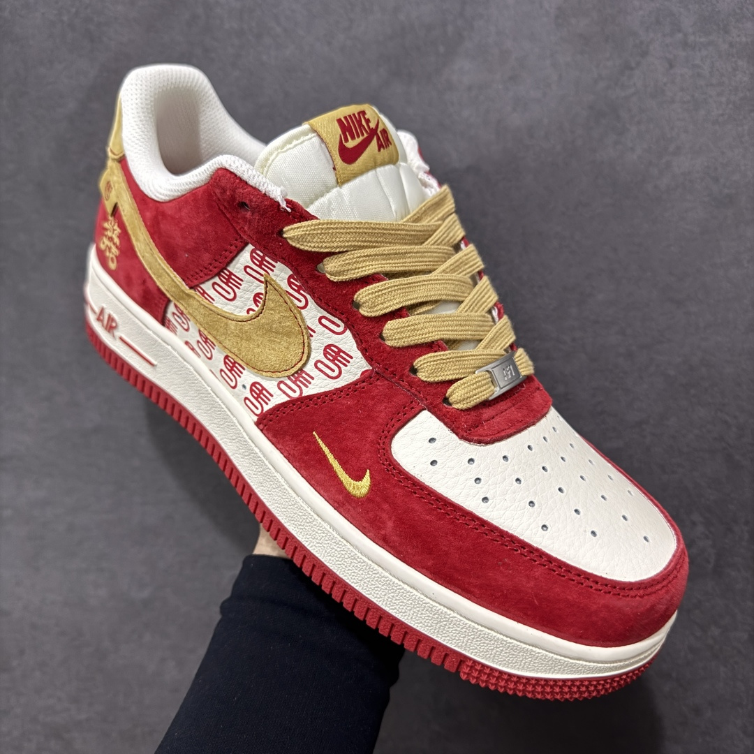 图片[3]-【定制版】Nike Air Force 1 \’07 Low “马年限定-红金” 高端定制，正红麂皮 + 暖金勾标，鞋侧满印 “马” 字暗纹 + 绣金 “福马” 图腾，细节处全是精致感； 低帮休闲板鞋 定制鞋盒 大厂纯原品质出货 超高清洁度 皮料切割干净无任何毛边 细节完美 货号：XD0028-014 尺码：36 36.5 37.5 38 38.5 39 40 40.5 41 42 42.5 43 44 44.5 45-选品中心