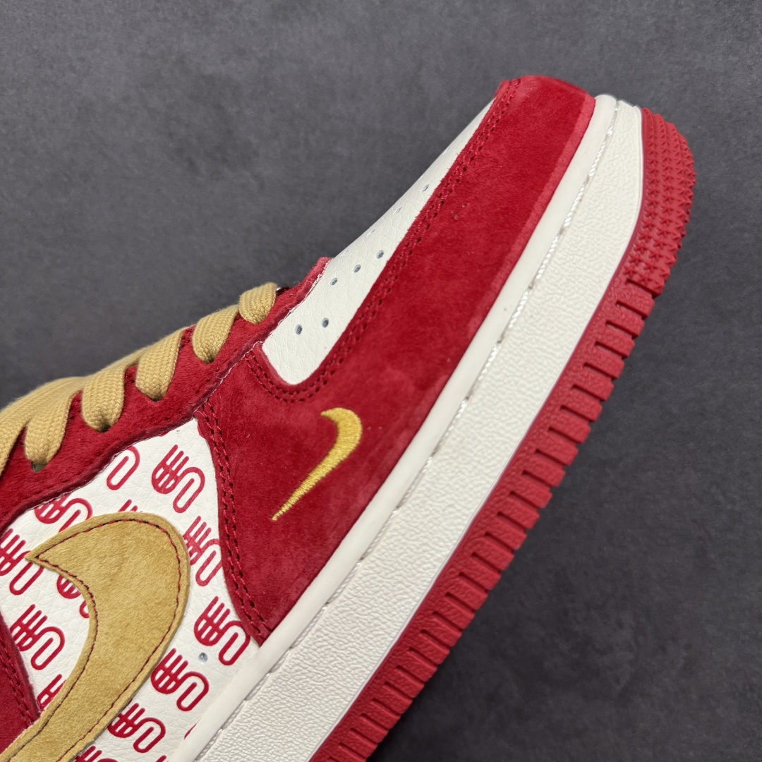 图片[5]-【定制版】Nike Air Force 1 \’07 Low “马年限定-红金” 高端定制，正红麂皮 + 暖金勾标，鞋侧满印 “马” 字暗纹 + 绣金 “福马” 图腾，细节处全是精致感； 低帮休闲板鞋 定制鞋盒 大厂纯原品质出货 超高清洁度 皮料切割干净无任何毛边 细节完美 货号：XD0028-014 尺码：36 36.5 37.5 38 38.5 39 40 40.5 41 42 42.5 43 44 44.5 45-选品中心