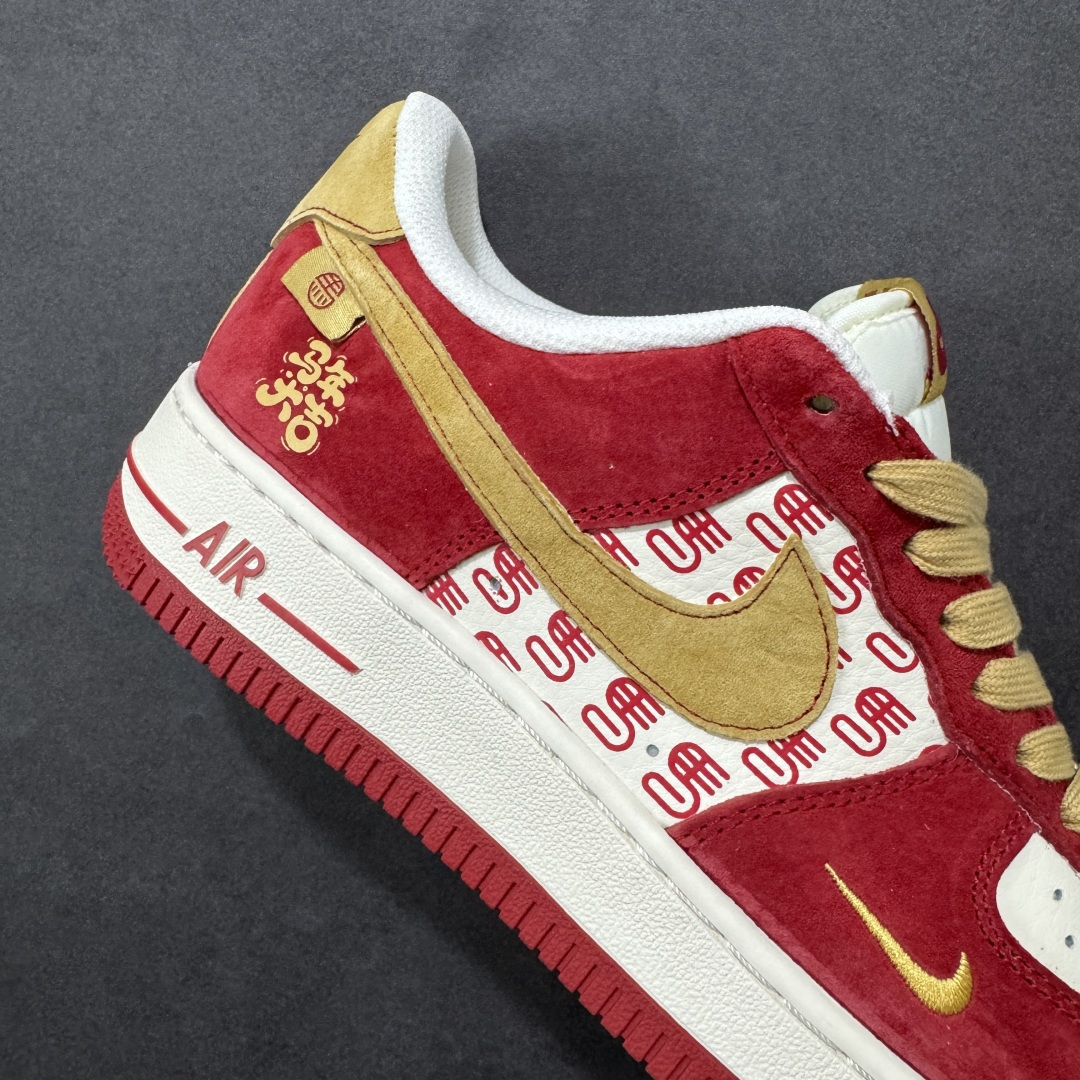 图片[6]-【定制版】Nike Air Force 1 \’07 Low “马年限定-红金” 高端定制，正红麂皮 + 暖金勾标，鞋侧满印 “马” 字暗纹 + 绣金 “福马” 图腾，细节处全是精致感； 低帮休闲板鞋 定制鞋盒 大厂纯原品质出货 超高清洁度 皮料切割干净无任何毛边 细节完美 货号：XD0028-014 尺码：36 36.5 37.5 38 38.5 39 40 40.5 41 42 42.5 43 44 44.5 45-选品中心