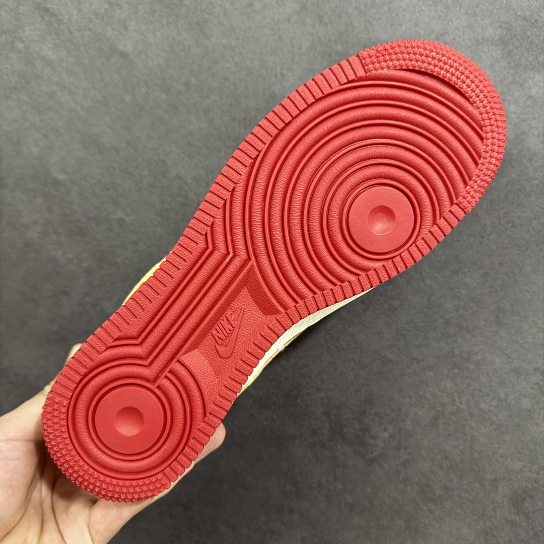 图片[9]-【定制版】Nike Air Force 1 \’07 Low “马年限定-红金” 高端定制，正红麂皮 + 暖金勾标，鞋侧满印 “马” 字暗纹 + 绣金 “福马” 图腾，细节处全是精致感； 低帮休闲板鞋 定制鞋盒 大厂纯原品质出货 超高清洁度 皮料切割干净无任何毛边 细节完美 货号：XD0028-014 尺码：36 36.5 37.5 38 38.5 39 40 40.5 41 42 42.5 43 44 44.5 45-选品中心