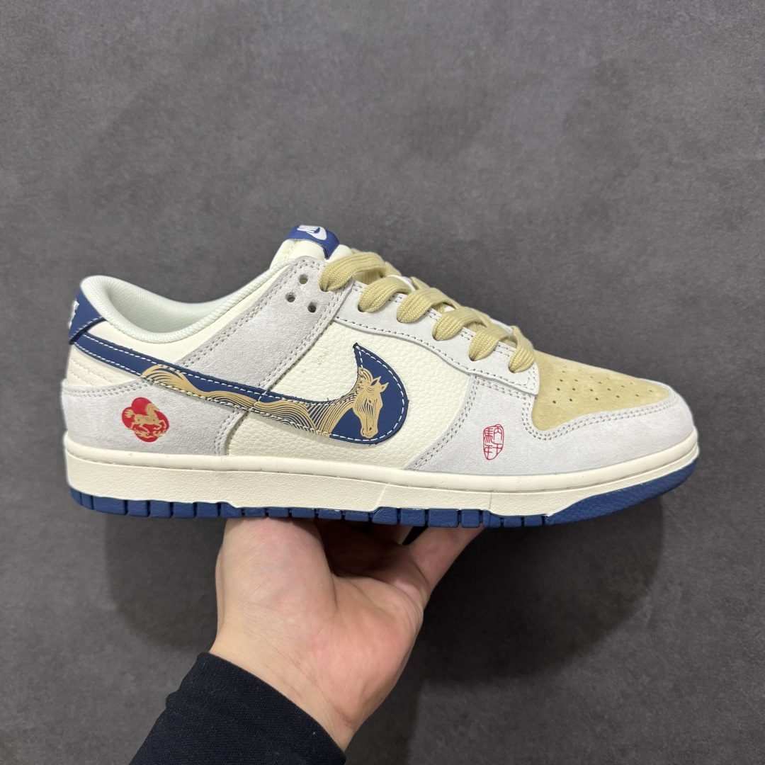 【定制版】Nike Dunk Low 2026 丙午马年限定款 标识融入马形图案 + 中式纹样,搭配 “丙午” 纪年印章标识,强化了中式美学与新年生肖主题的融合;采用浅灰、米白、藏蓝的低饱和色调组合,风格雅致简约,既契合中式复古质感,又兼顾日常穿搭的适配性,同时红色细节点缀凸显新年氛围。Swoosh 区域的马形 + 纹样采用印花 / 刺绣工艺呈现,“丙午” 纪年印章以红色标识点缀,提升了鞋款的主题辨识度与精致度 货号:LX1988-812 尺码:36-45(带半码)-选品中心
